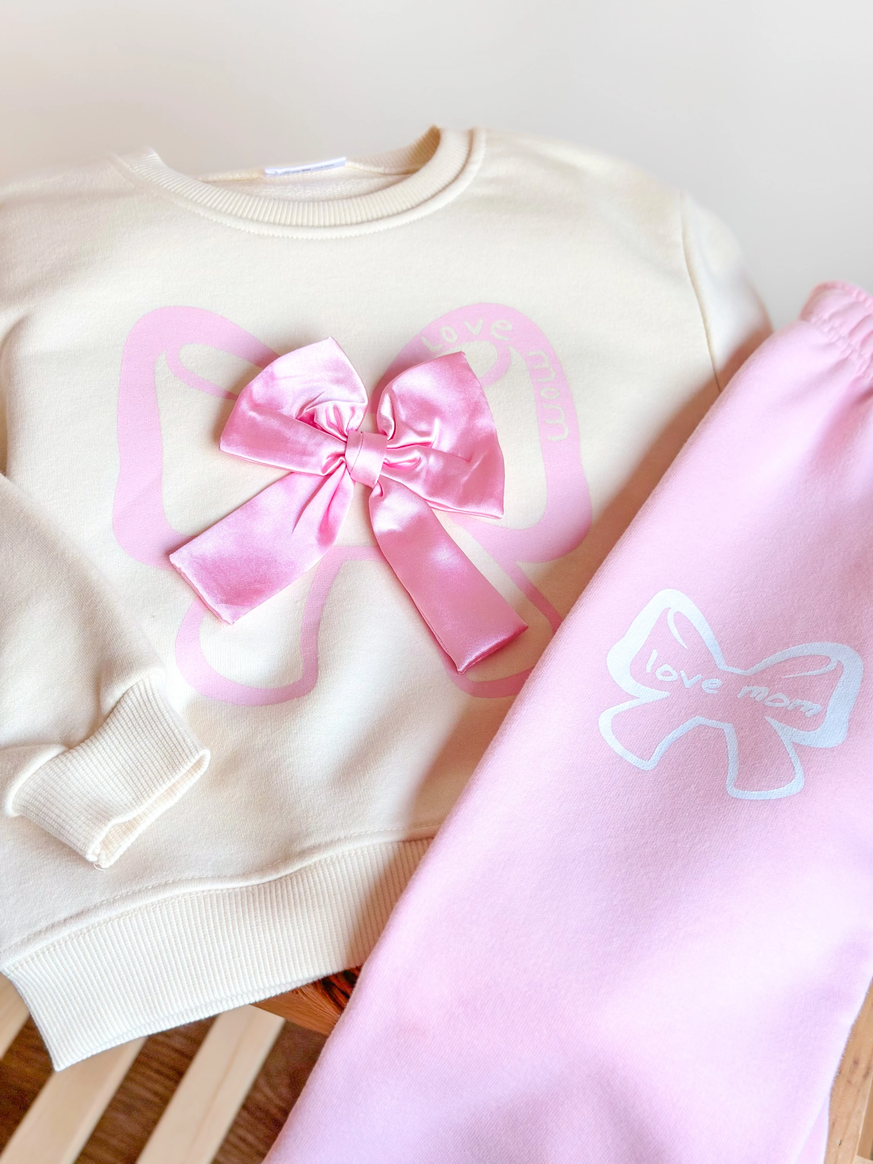 LOVE MOM Fiyonk Detaylı Sweatshirt ve Eşofman Takım