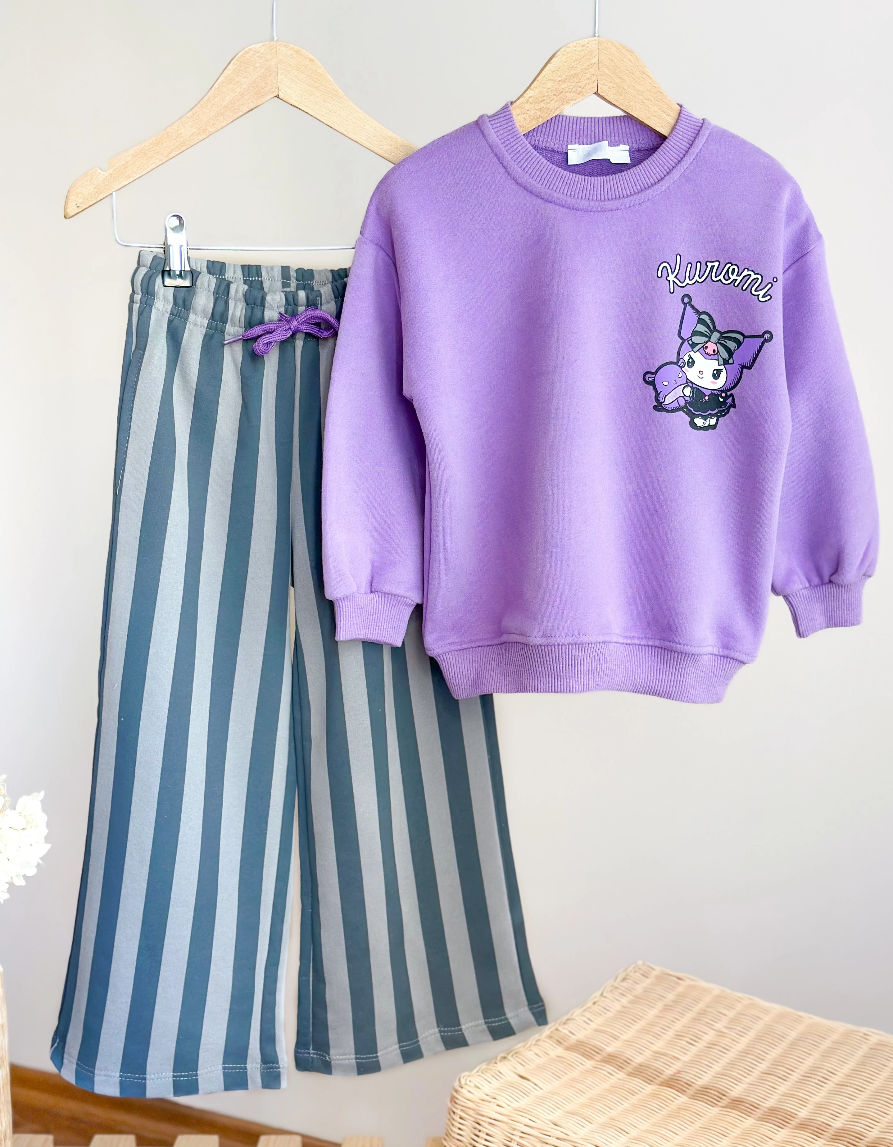 Kuromi Baskılı Sweatshirt ve Çizgili Pantolon