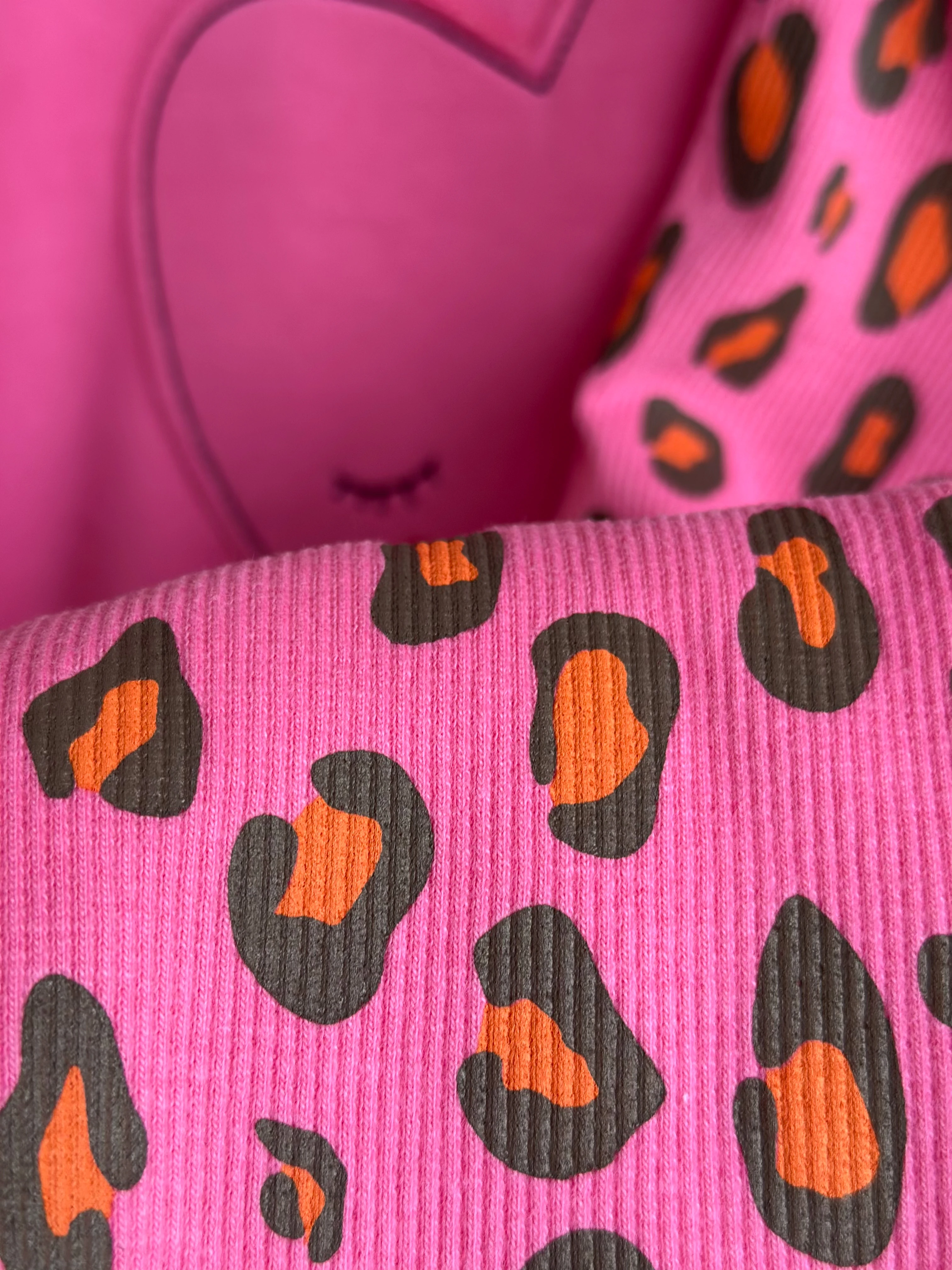 Kalp Detay Sweatshirt ve Leopar Desenli Tayt Takım