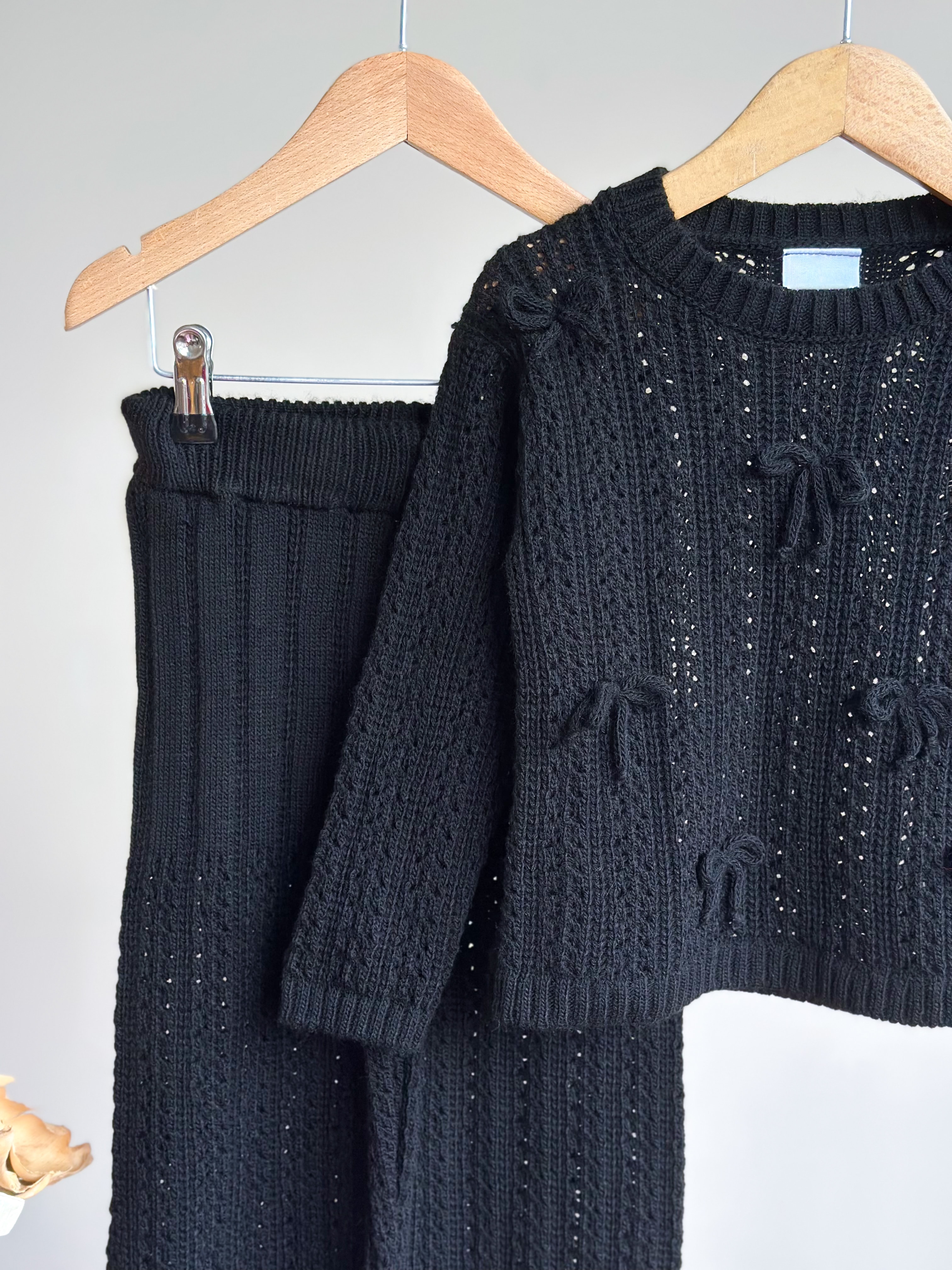 Fiyonk Detaylı ve Nakışlı Triko ve Beli Lastikli Triko Pantolon Takım - Siyah