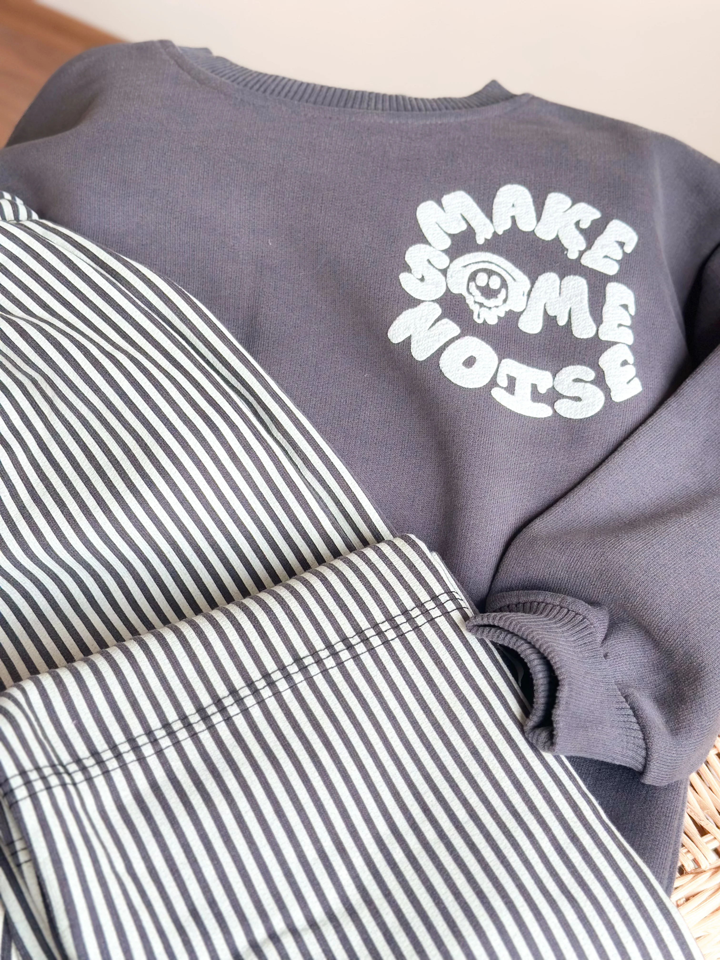 MAKE SOME NOISE Baskılı Swetshirt ve Çizgili Pantolon Takım