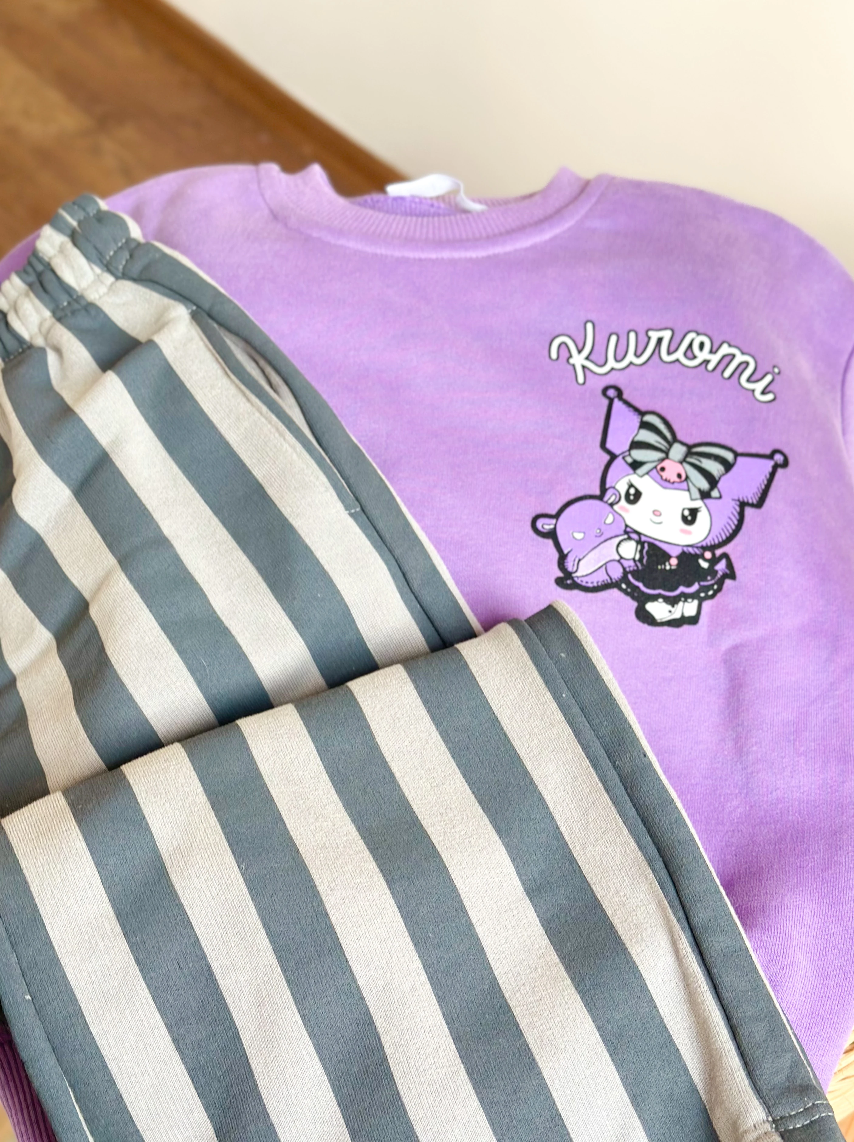 Kuromi Baskılı Sweatshirt ve Çizgili Pantolon