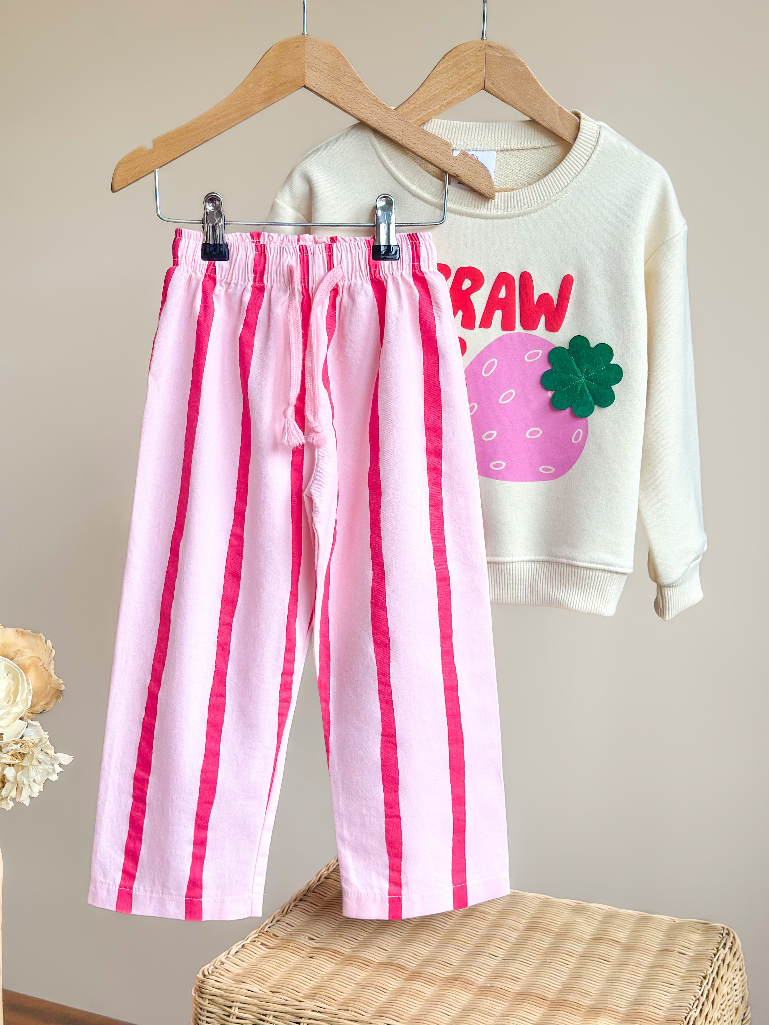 STRAWBERRY 3 Boyutlu Sweatshirt ve Dokuma Pantolon Kız Çocuk Takımı