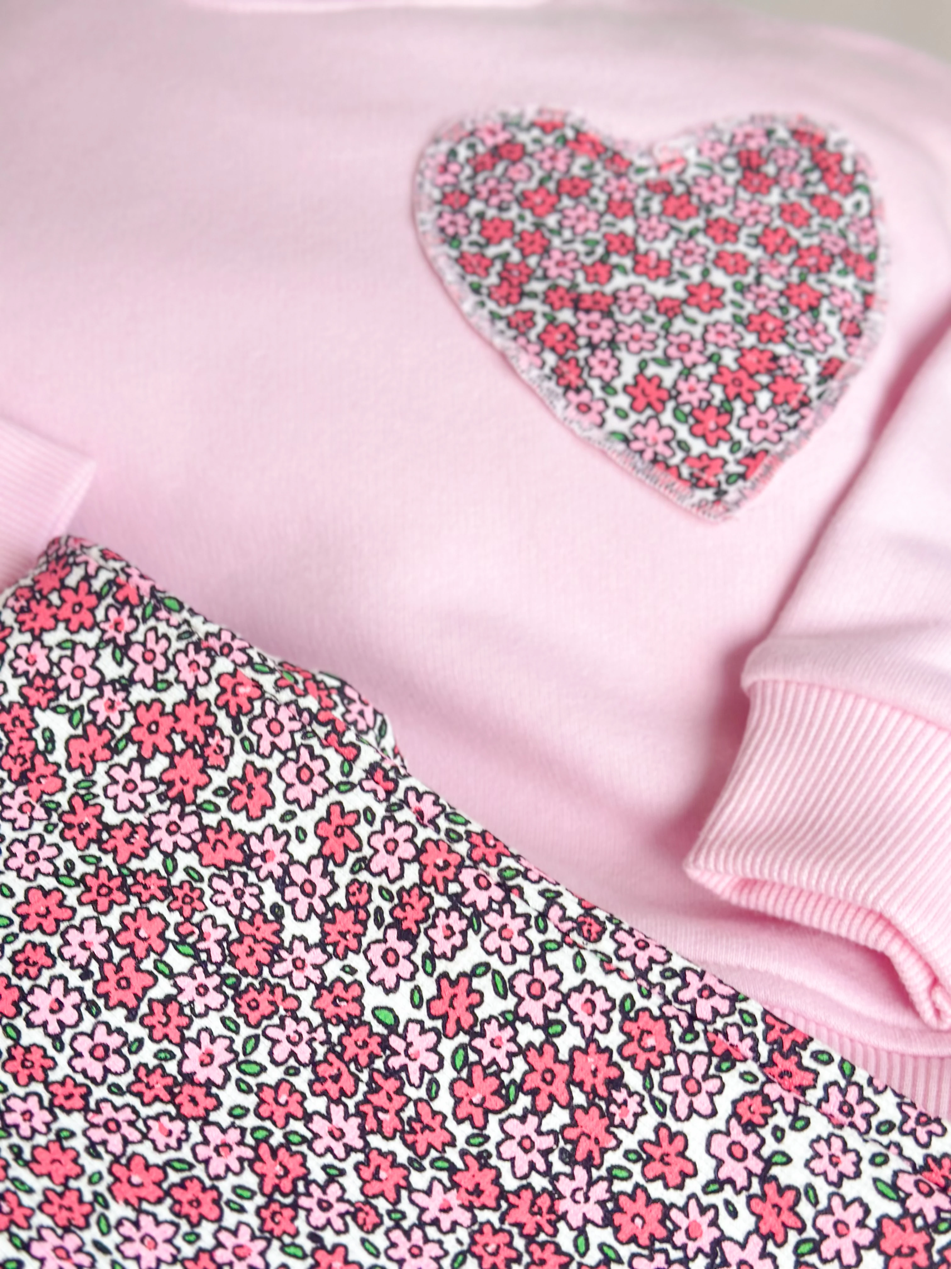 Çiçek Baskılı Kalp Detaylı Sweatshirt ve Tayt Takım