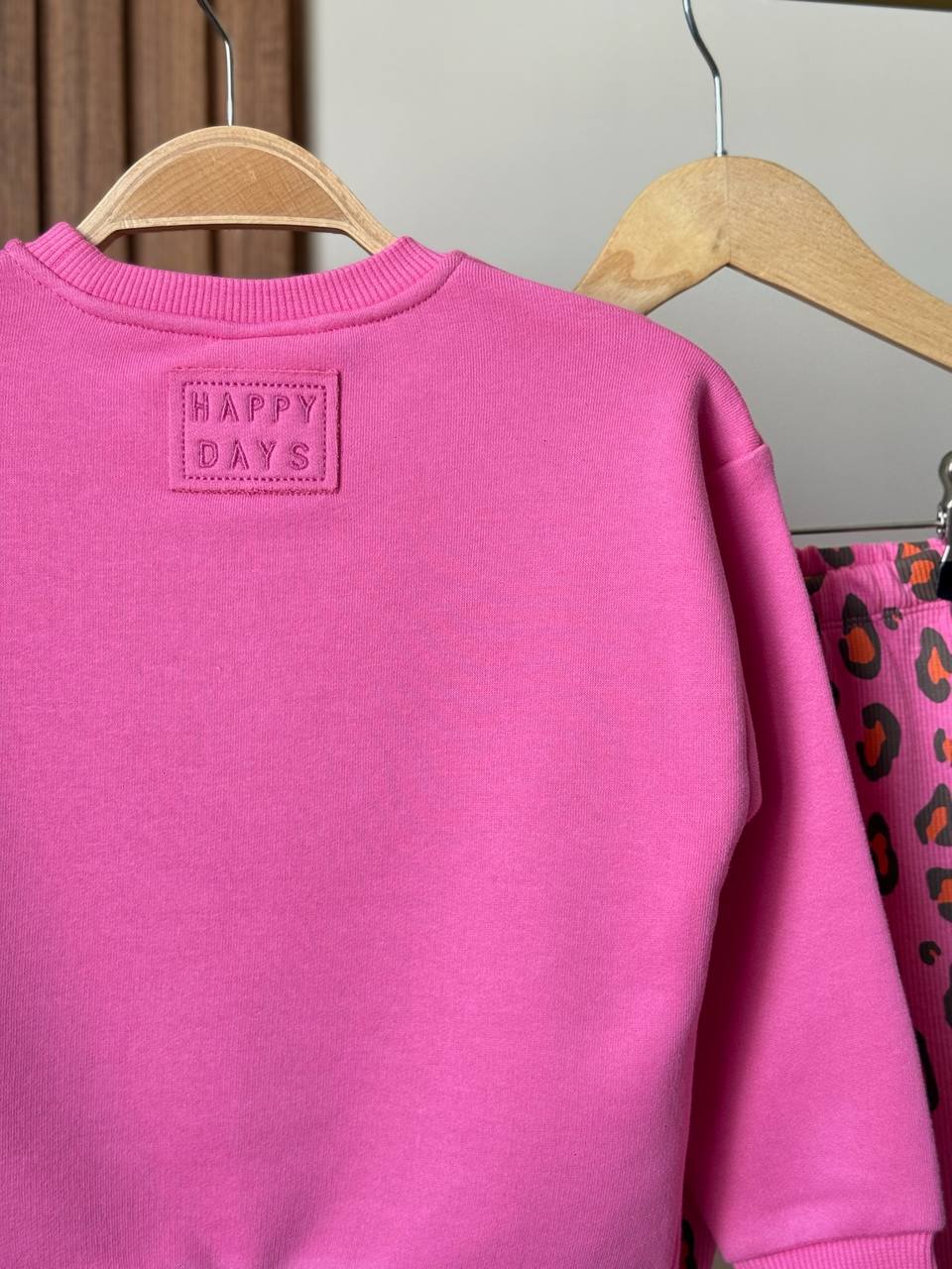 Kalp Detay Sweatshirt ve Leopar Desenli Tayt Takım