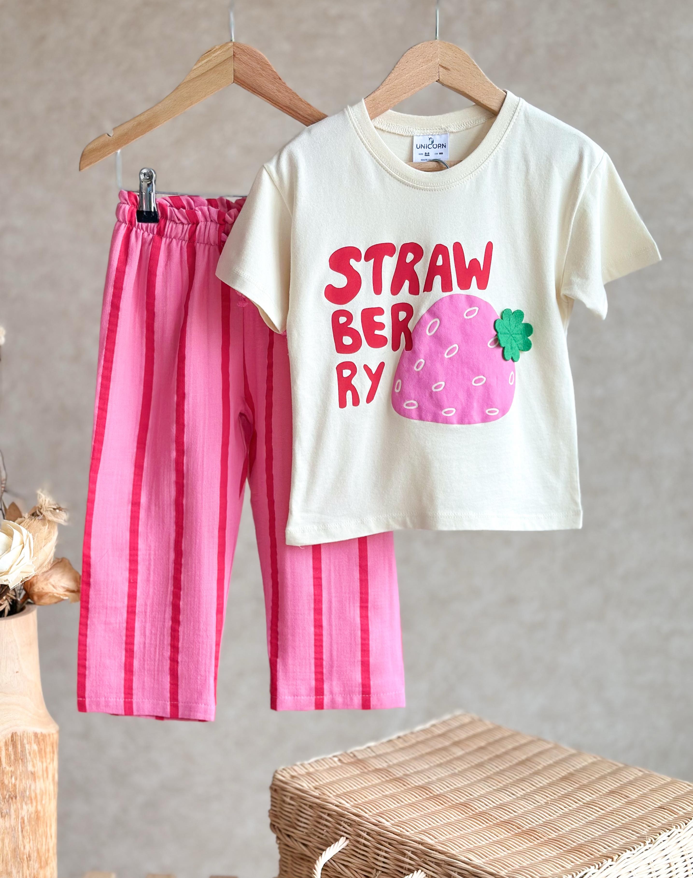 STRAWBERRY Kabartma Baskılı 3D T-Shirt ve Müslin Pantolon Takım