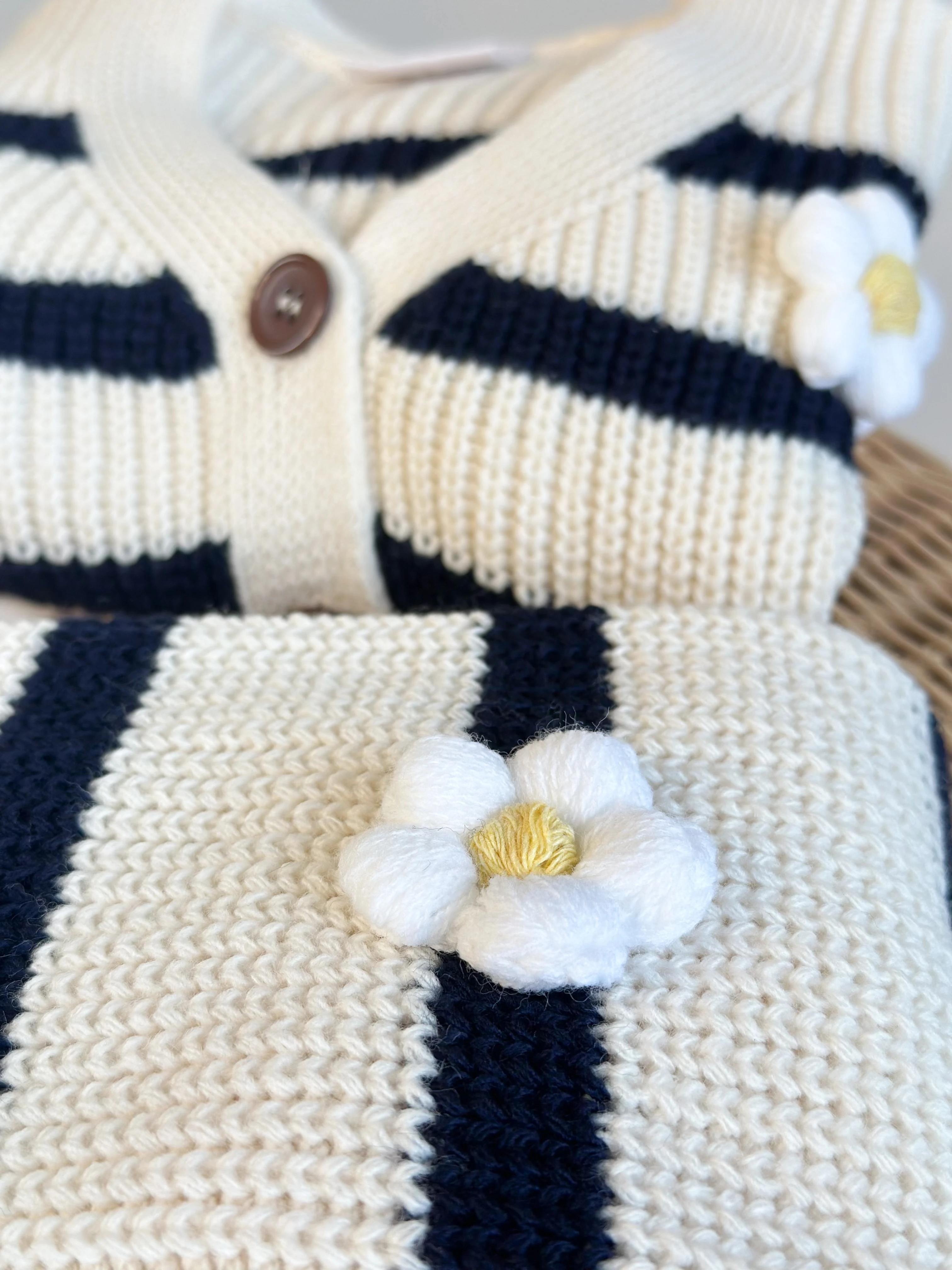 Örgü Papatya Detaylı Triko Hırka ve Pantolon Takım 