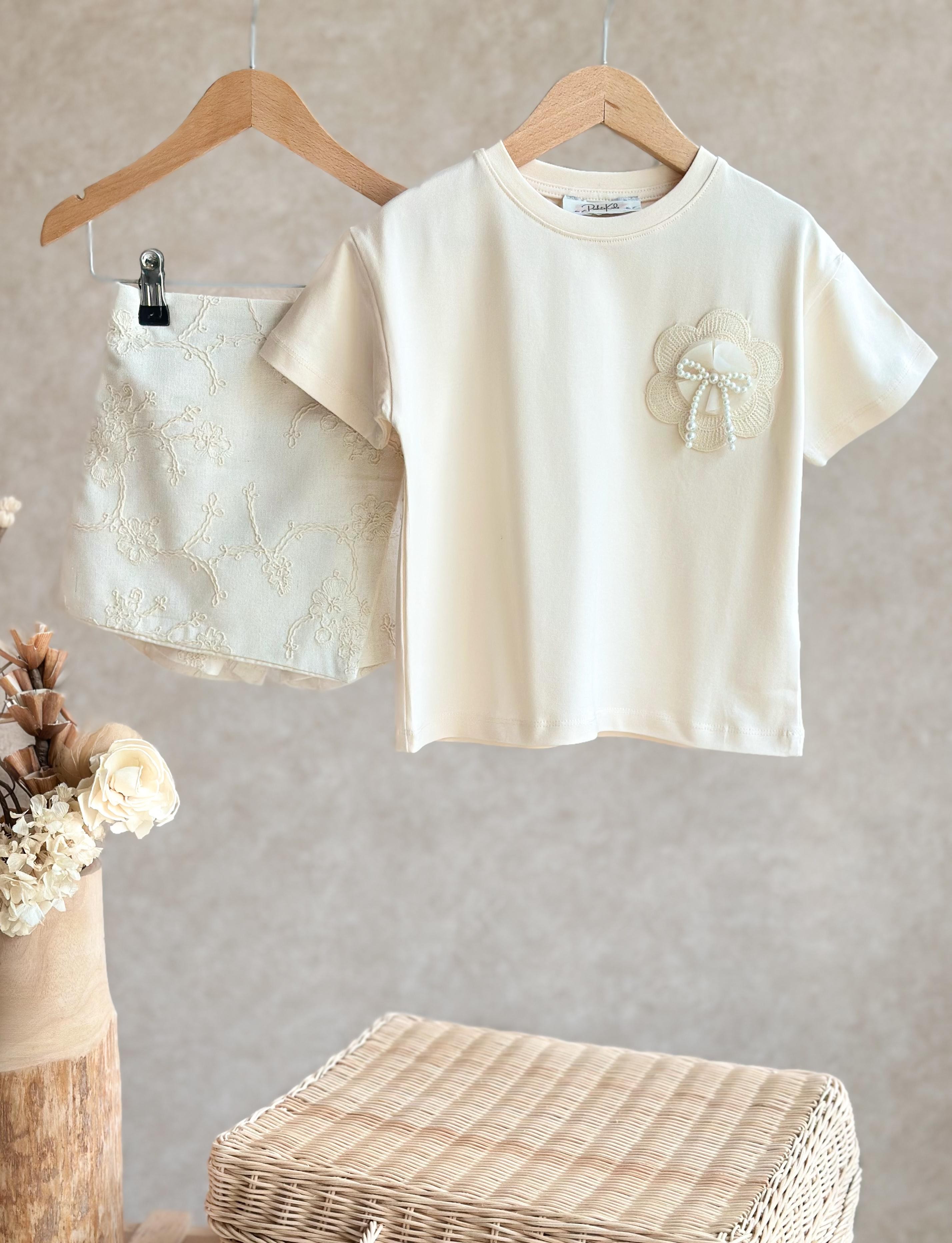 İnci ve Örgülü T-Shirt ve Nakışlı Şort Etek Takım