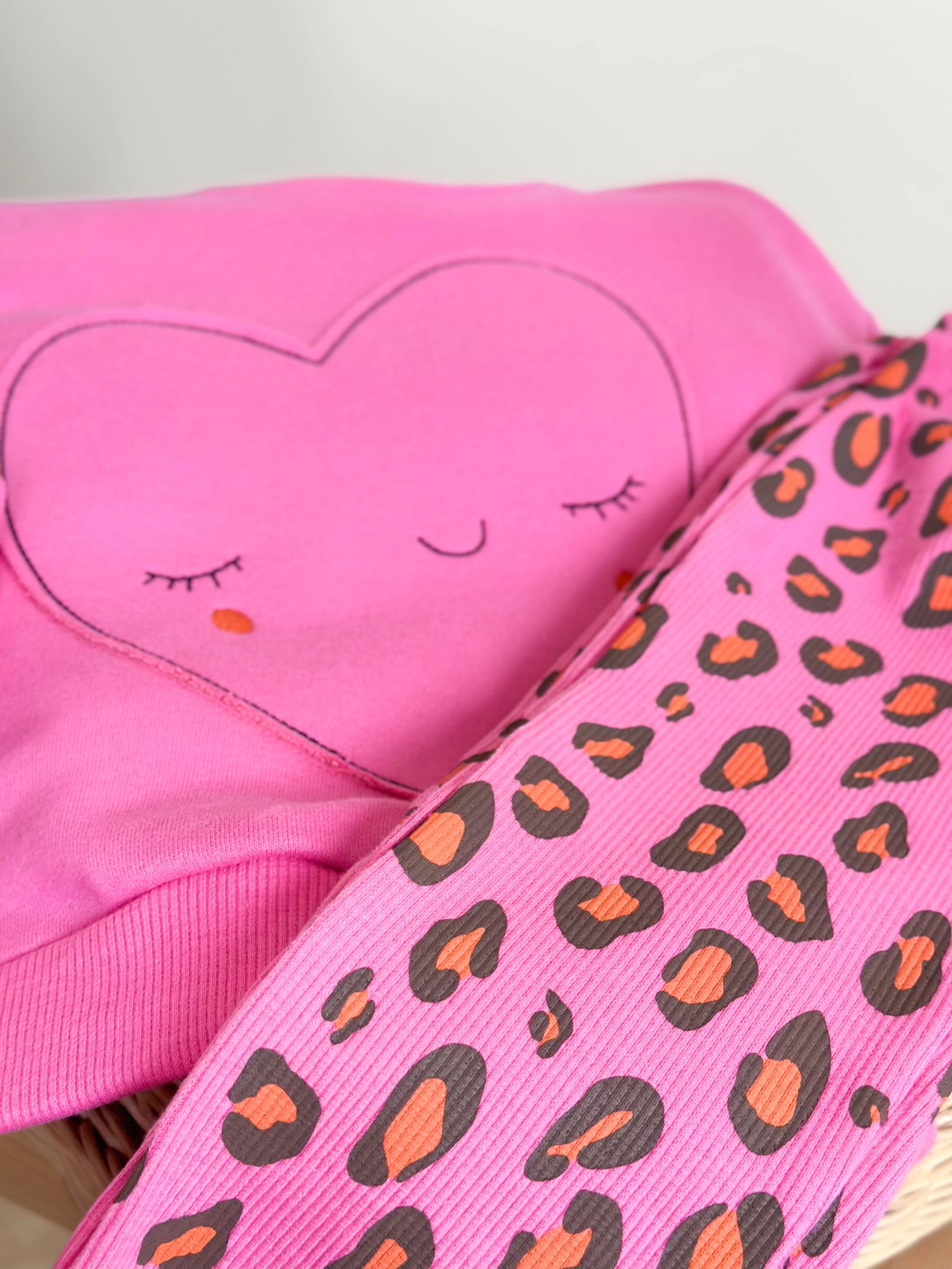 Kalp Detay Sweatshirt ve Leopar Desenli Tayt Takım