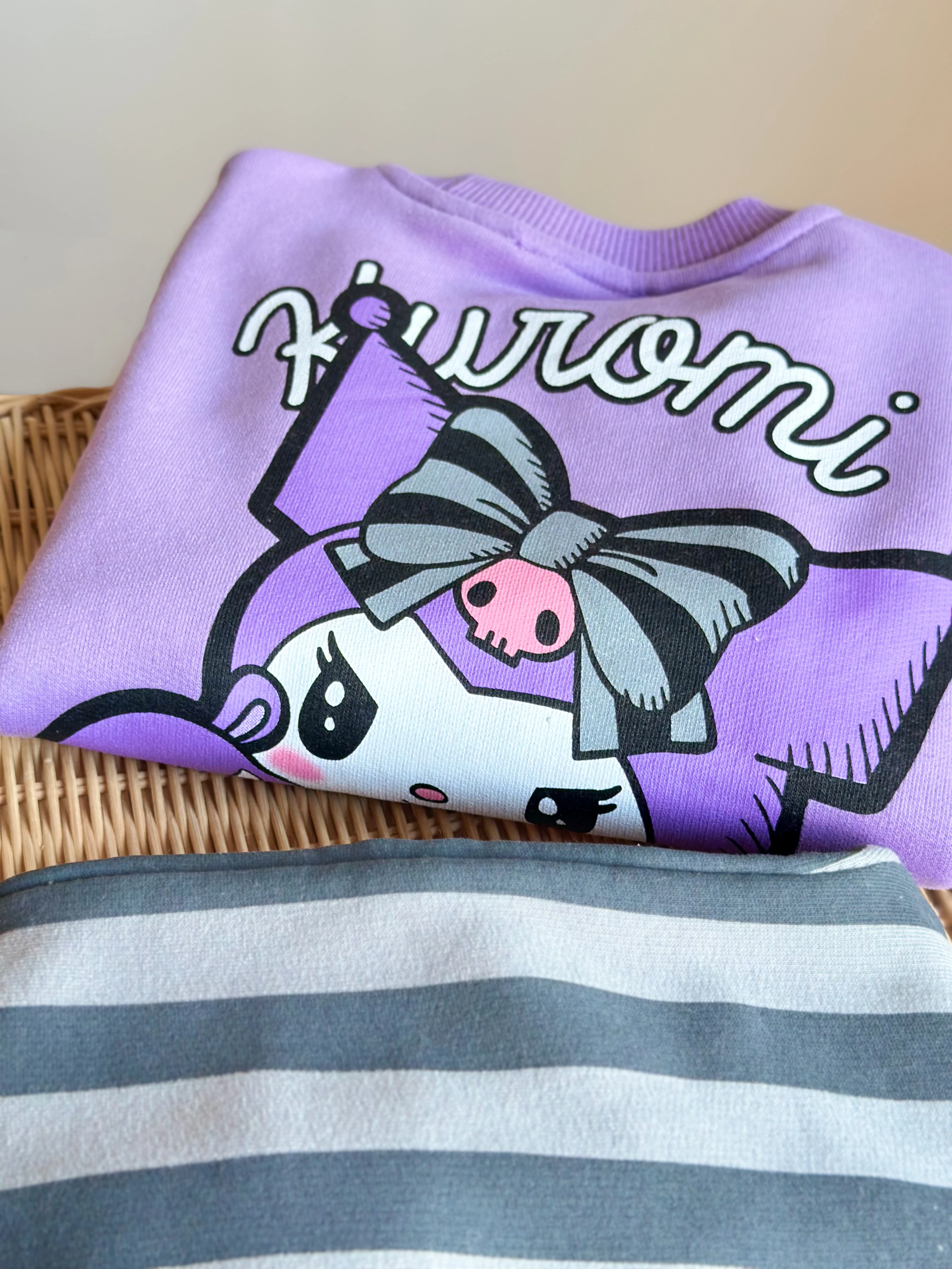 Kuromi Baskılı Sweatshirt ve Çizgili Pantolon