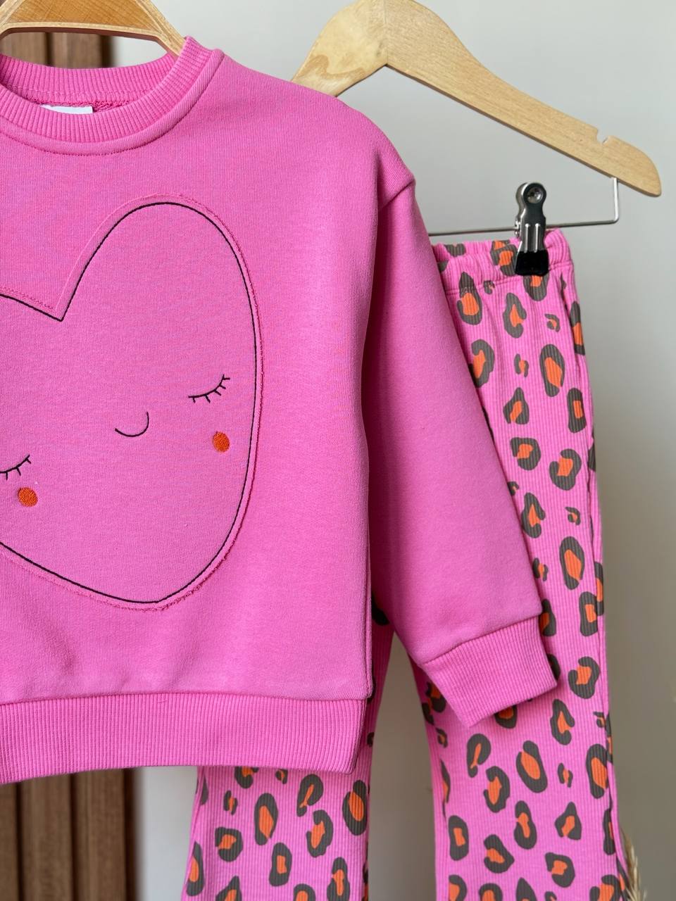 Kalp Detay Sweatshirt ve Leopar Desenli Tayt Takım