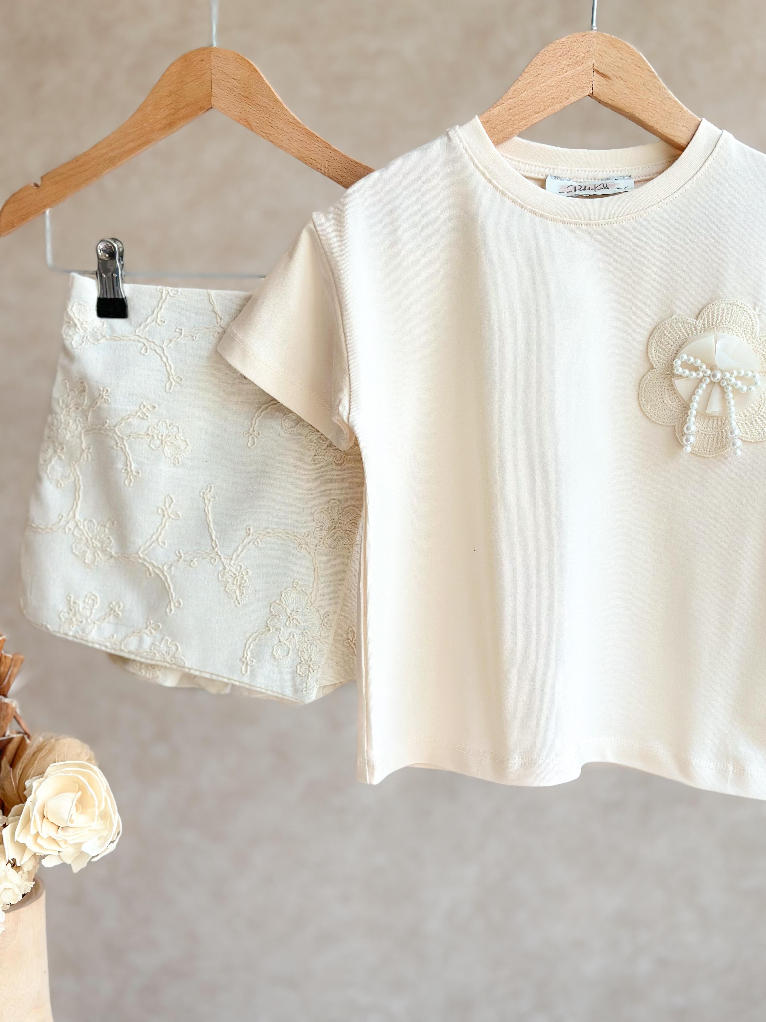 İnci ve Örgülü T-Shirt ve Nakışlı Şort Etek Takım