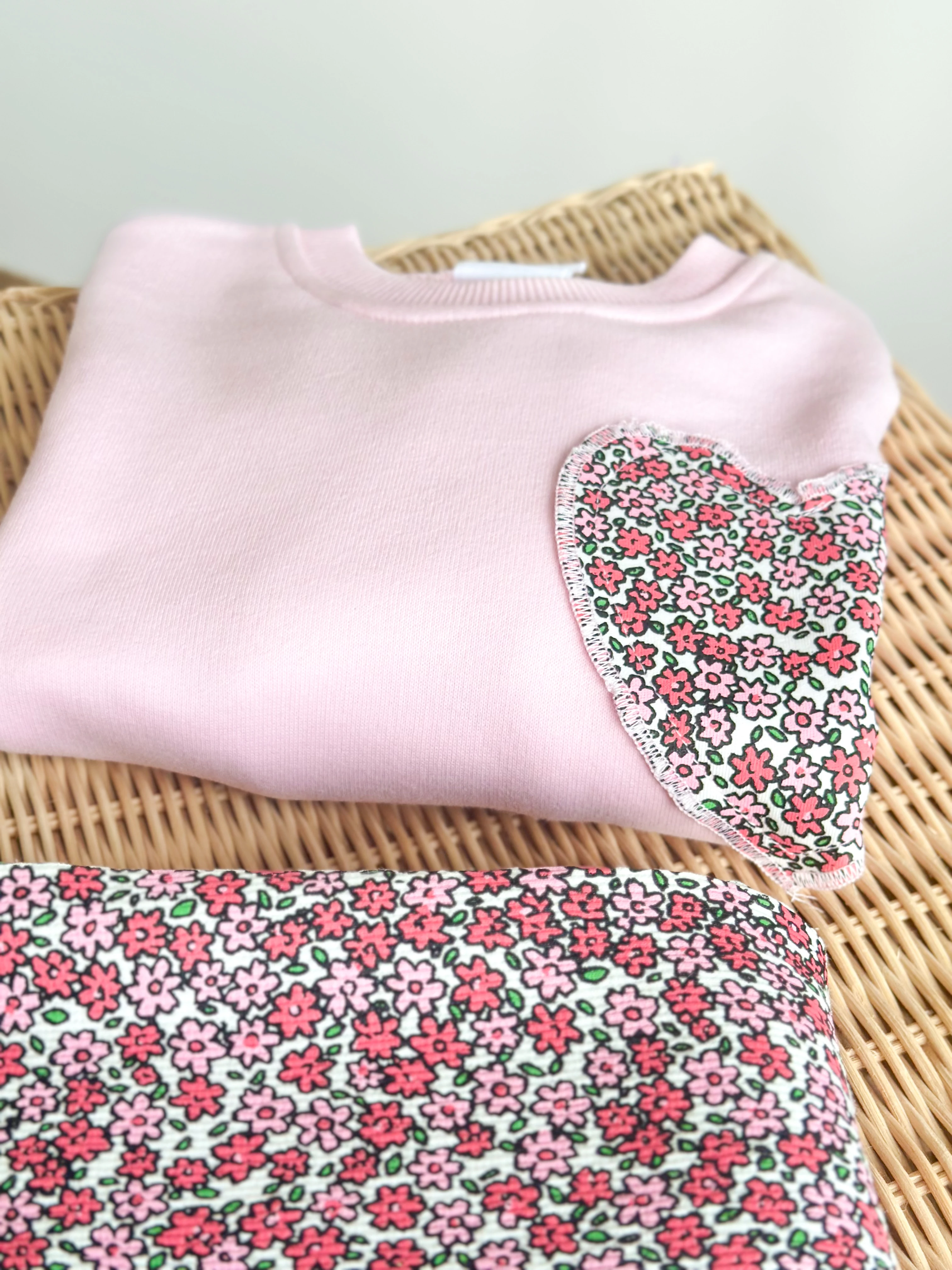 Çiçek Baskılı Kalp Detaylı Sweatshirt ve Tayt Takım