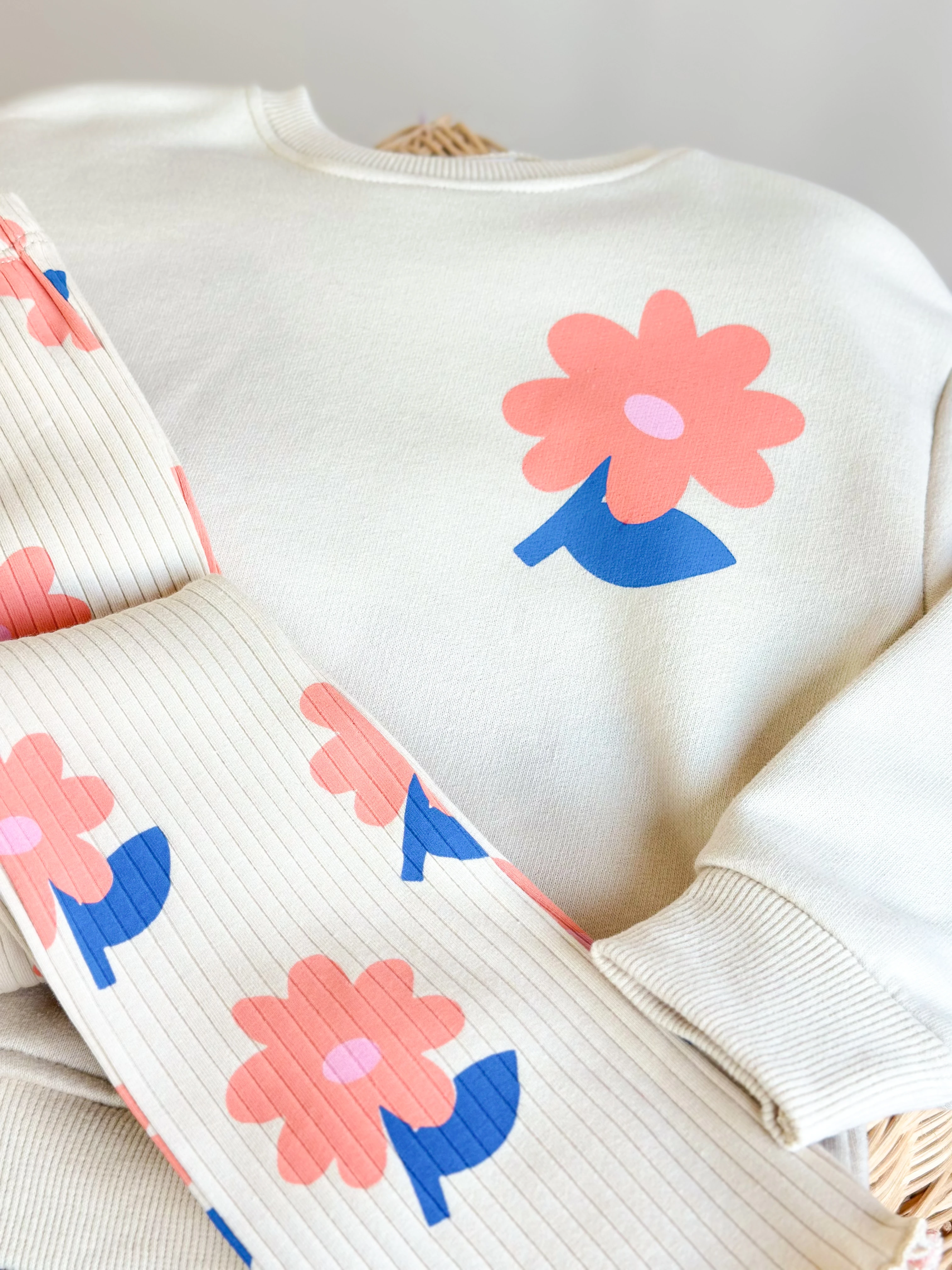 Çiçek Baskılı Sweatshirt ve İspanyol Paça Tayt Takım