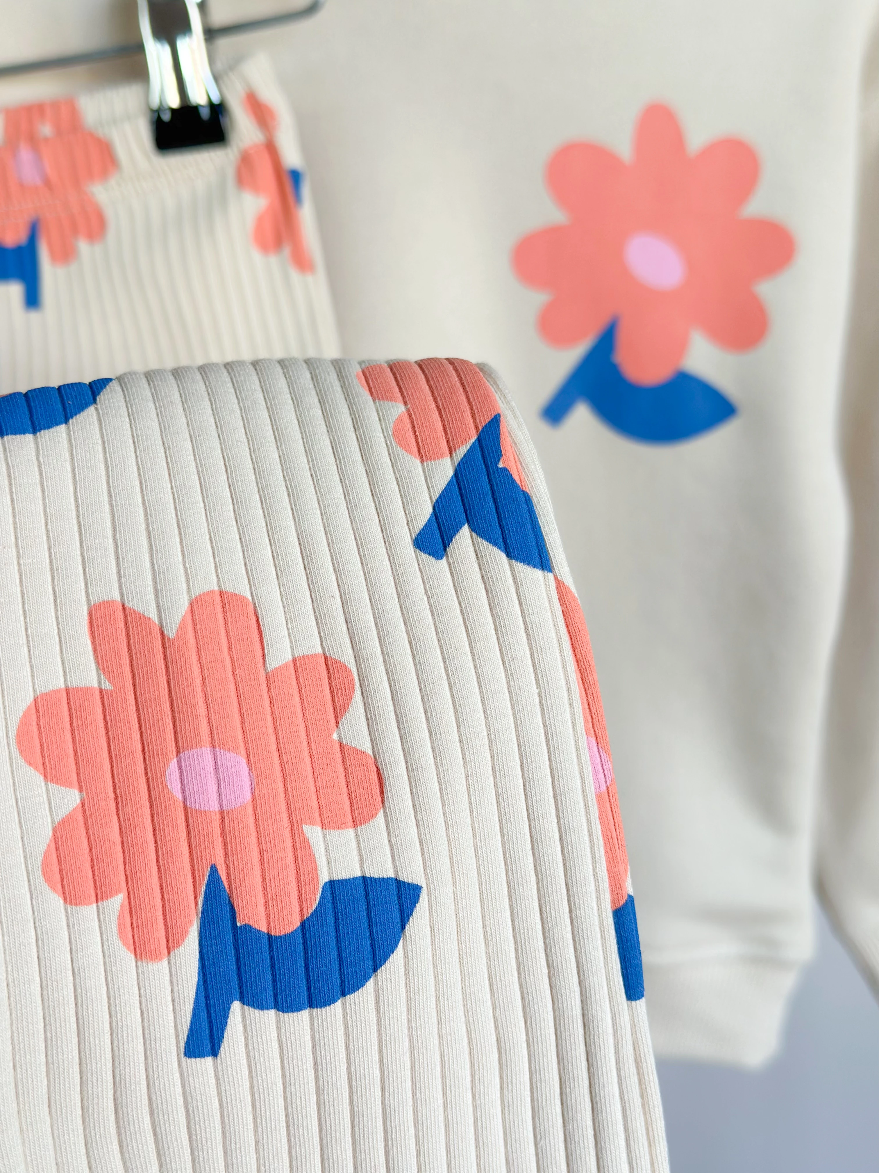 Çiçek Baskılı Sweatshirt ve İspanyol Paça Tayt Takım