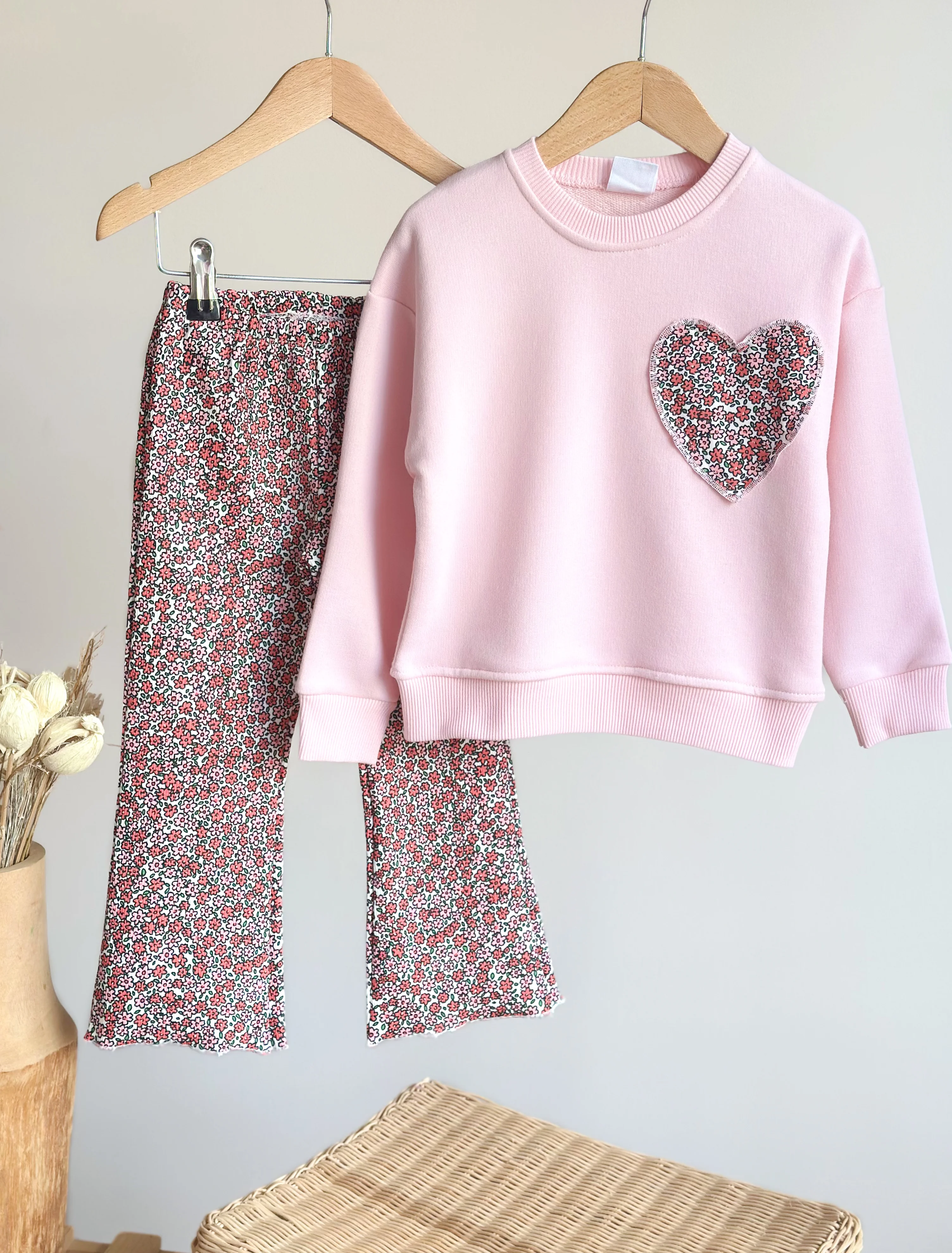 Çiçek Baskılı Kalp Detaylı Sweatshirt ve Tayt Takım