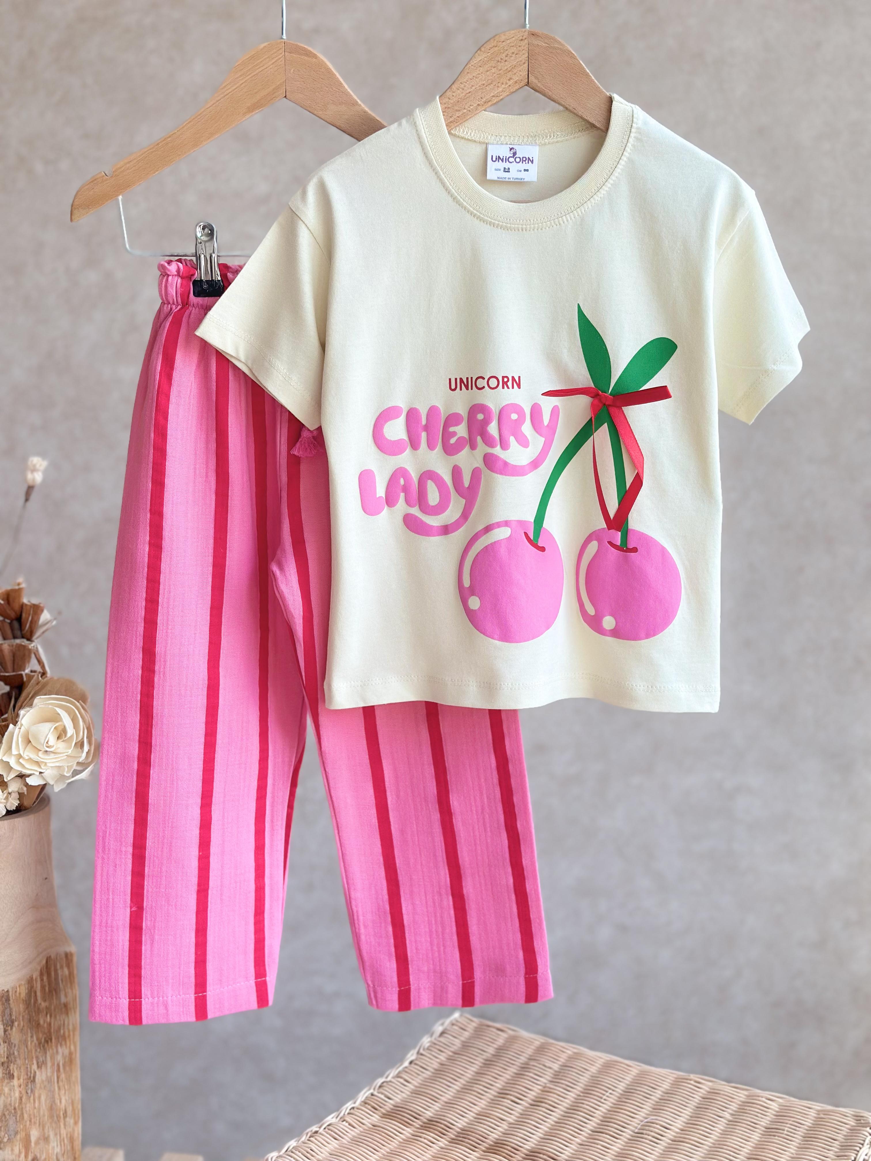CHERRY LADY Kabartma Baskılı 3D T-Shirt ve Müslin Pantolon Takım