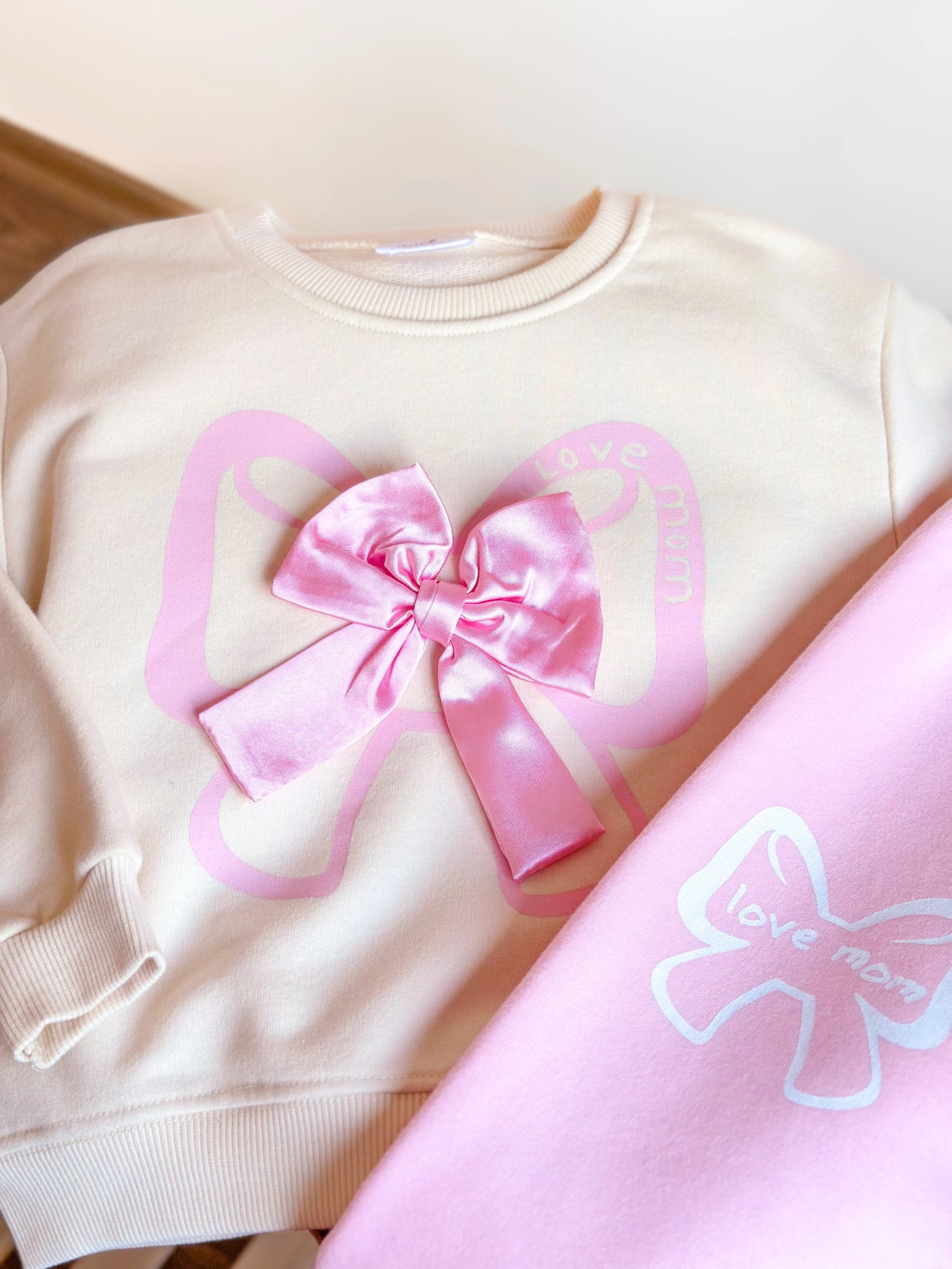 LOVE MOM Fiyonk Detaylı Sweatshirt ve Eşofman Takım