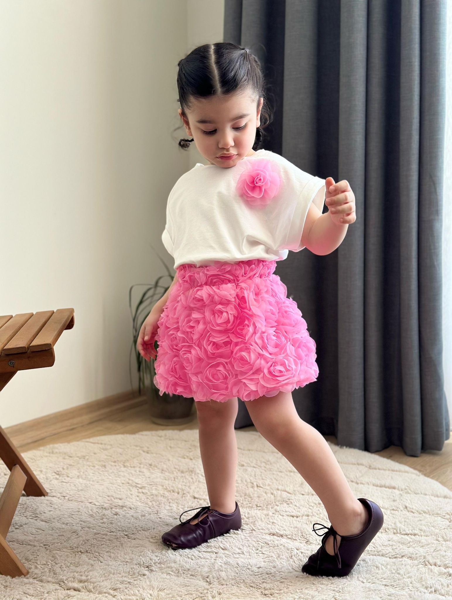 3 Boyutlu Gül Detaylı T-Shirt ve Balon Etek Takım