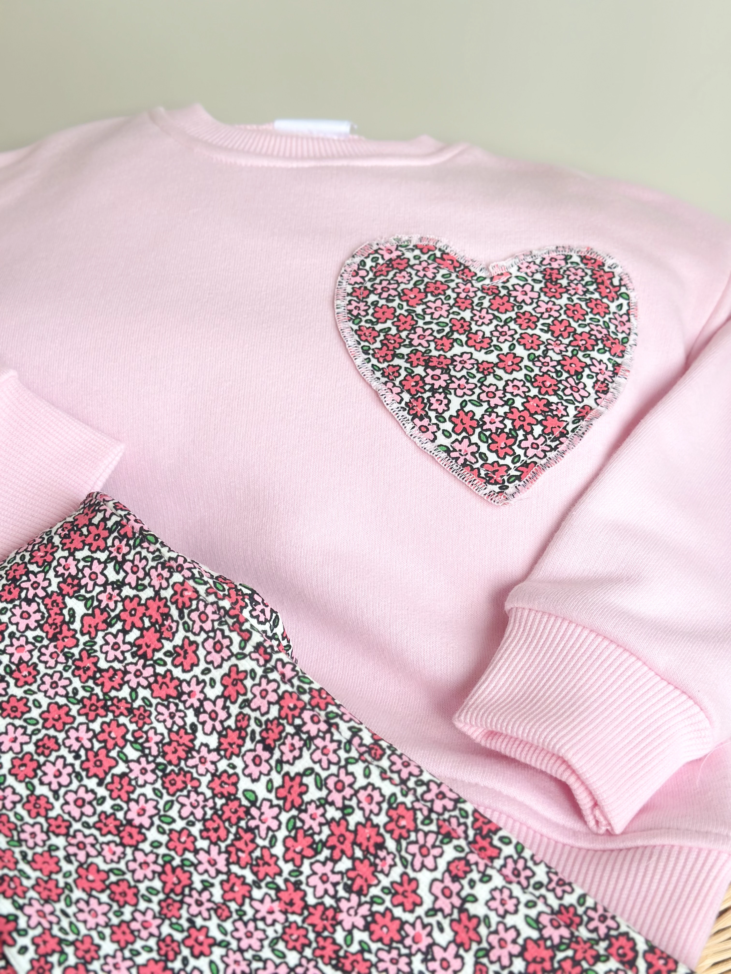 Çiçek Baskılı Kalp Detaylı Sweatshirt ve Tayt Takım