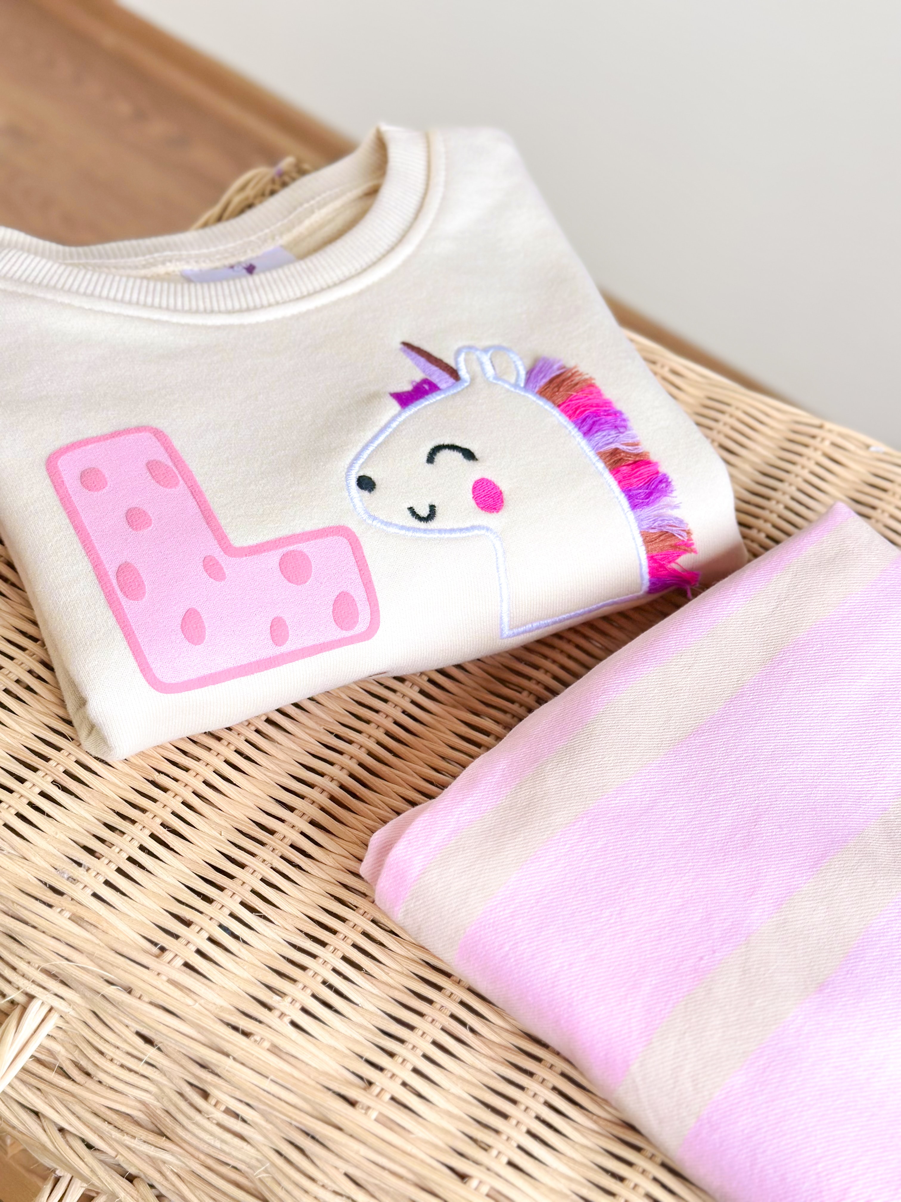 MİNİK UNICORNLAR Sevimli Süzene Nakış Detaylı Sweatshirt ve Dokuma Pantolon Takım