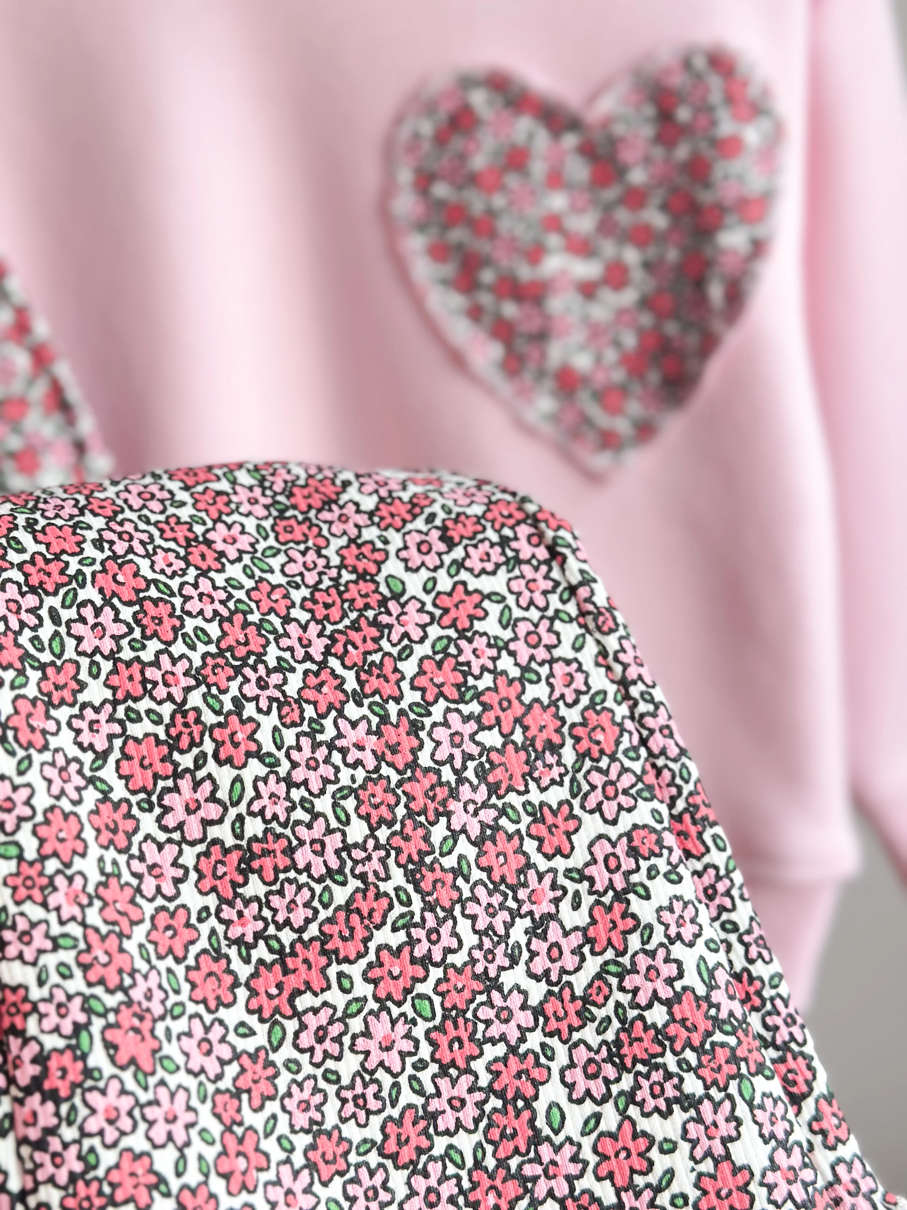 Çiçek Baskılı Kalp Detaylı Sweatshirt ve Tayt Takım