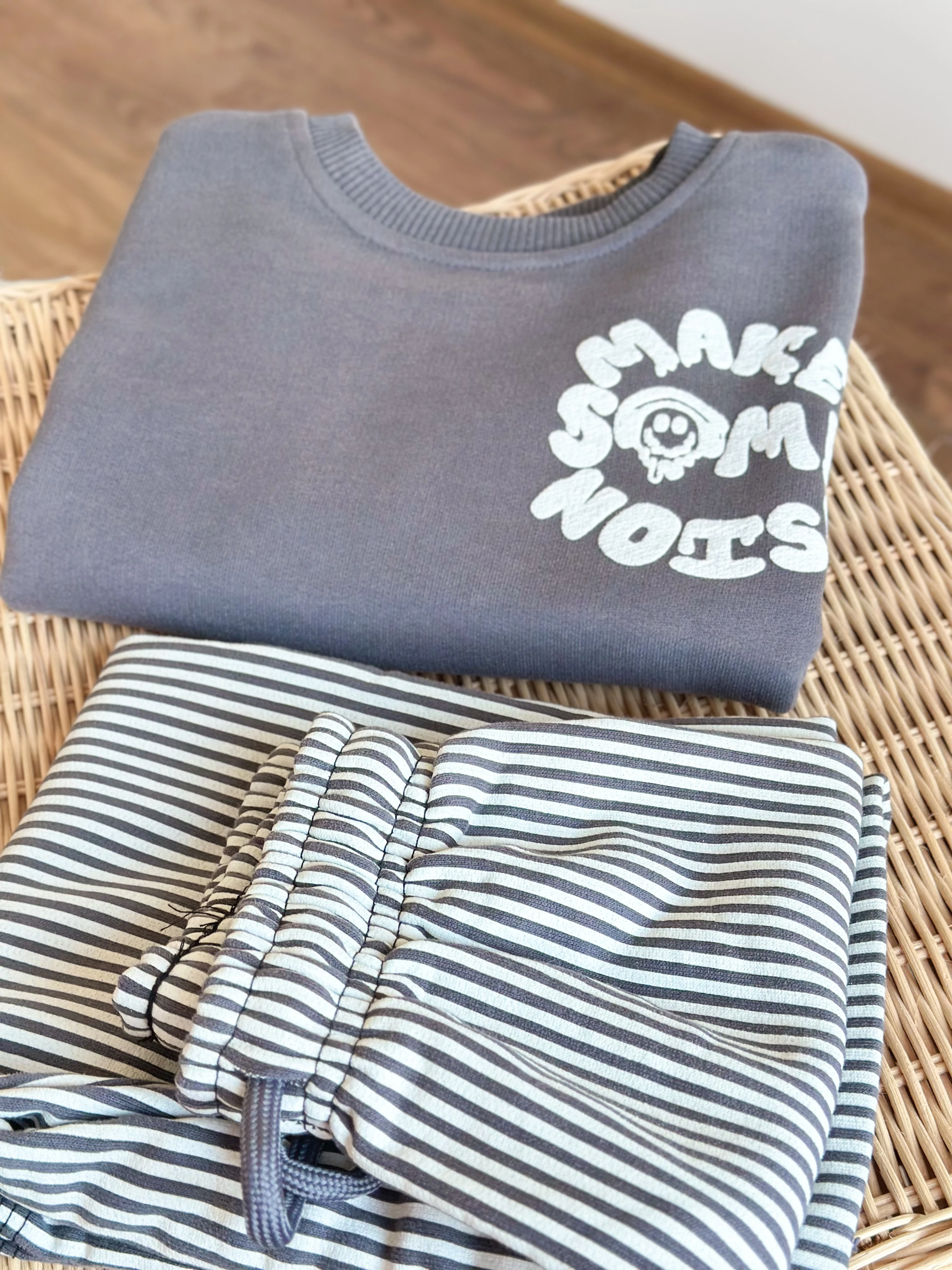 MAKE SOME NOISE Baskılı Swetshirt ve Çizgili Pantolon Takım