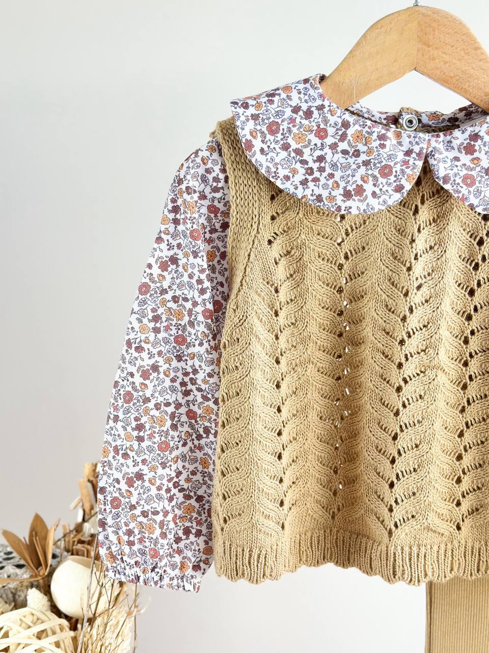 Çiçekli Yaka ve Gömlek Detaylı Triko Takım