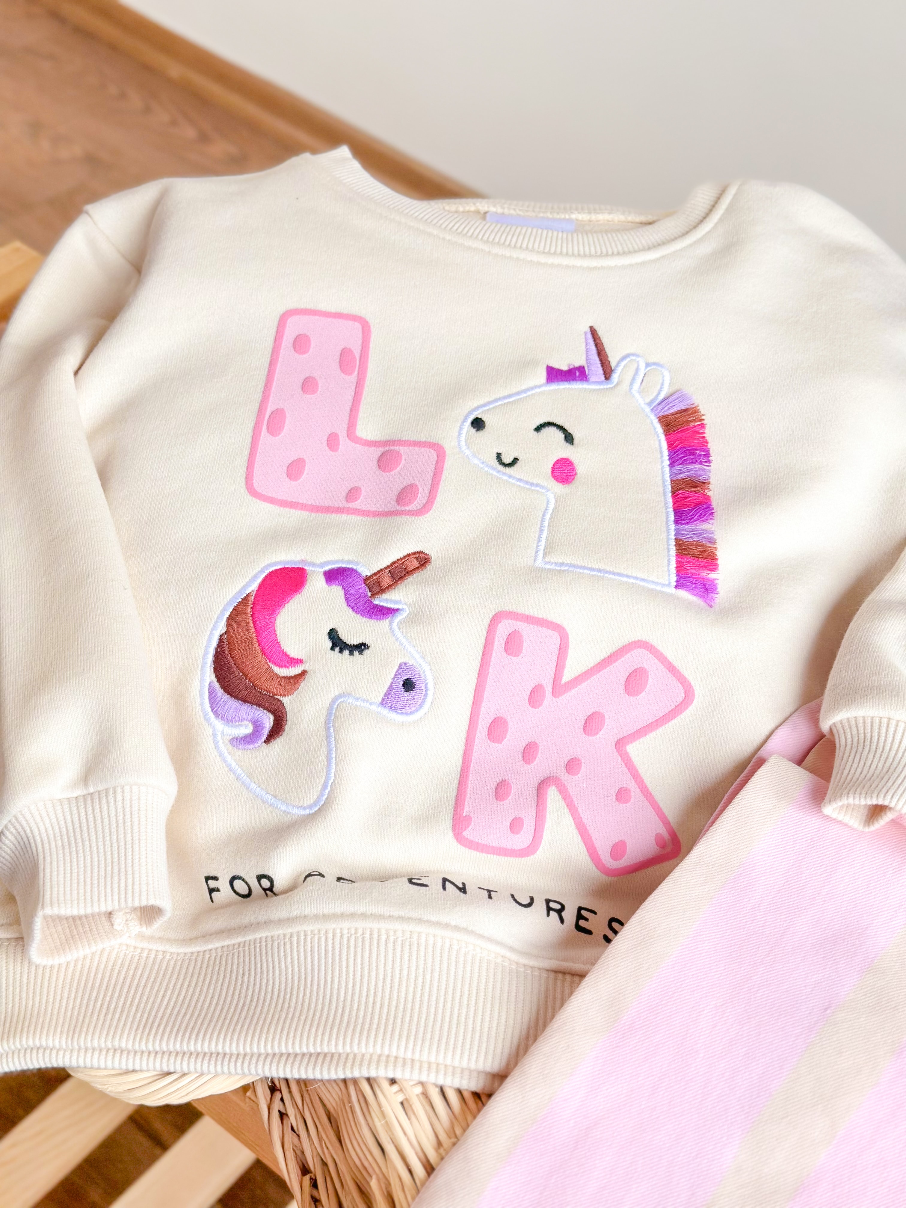 MİNİK UNICORNLAR Sevimli Süzene Nakış Detaylı Sweatshirt ve Dokuma Pantolon Takım