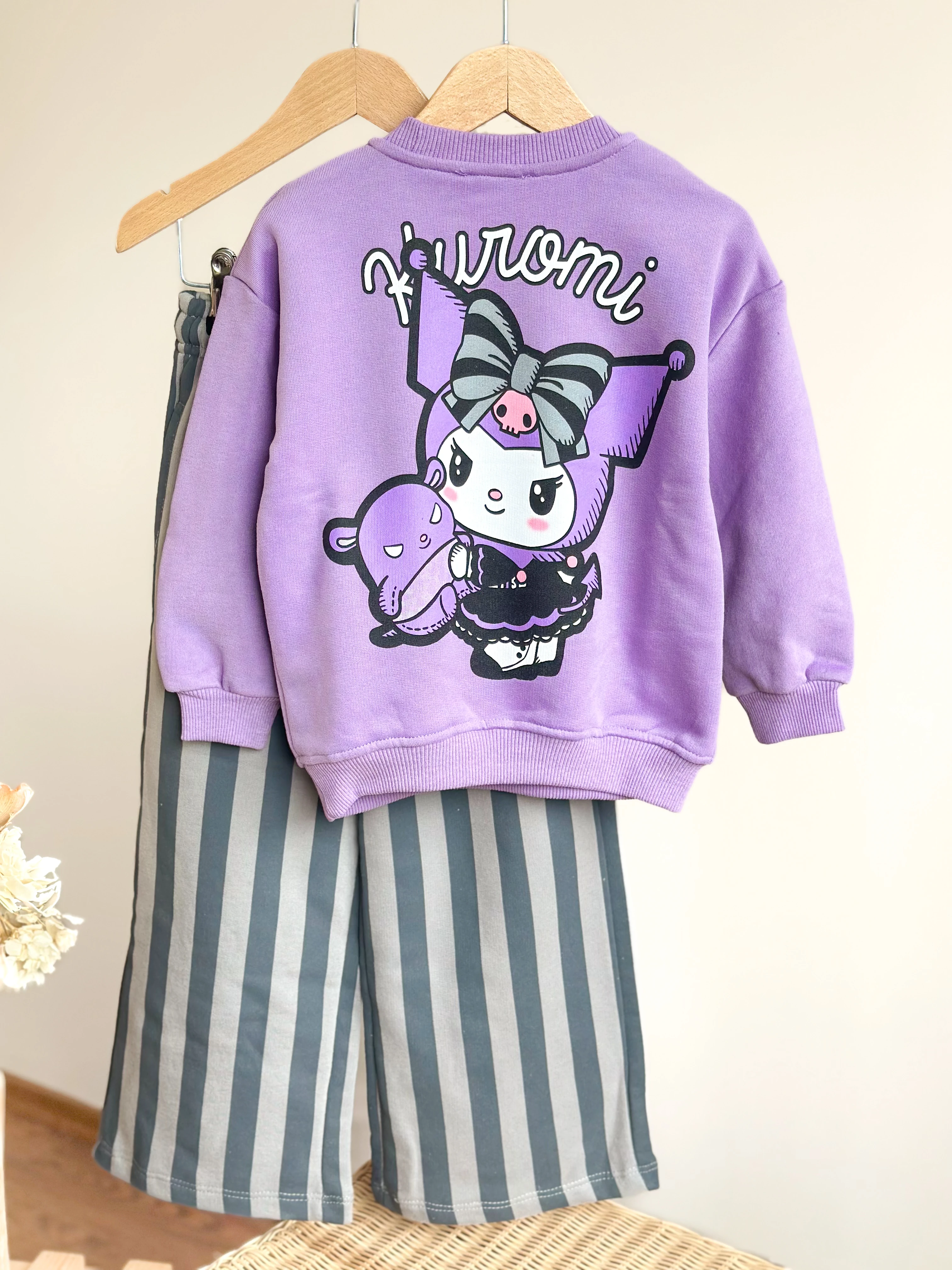 Kuromi Baskılı Sweatshirt ve Çizgili Pantolon