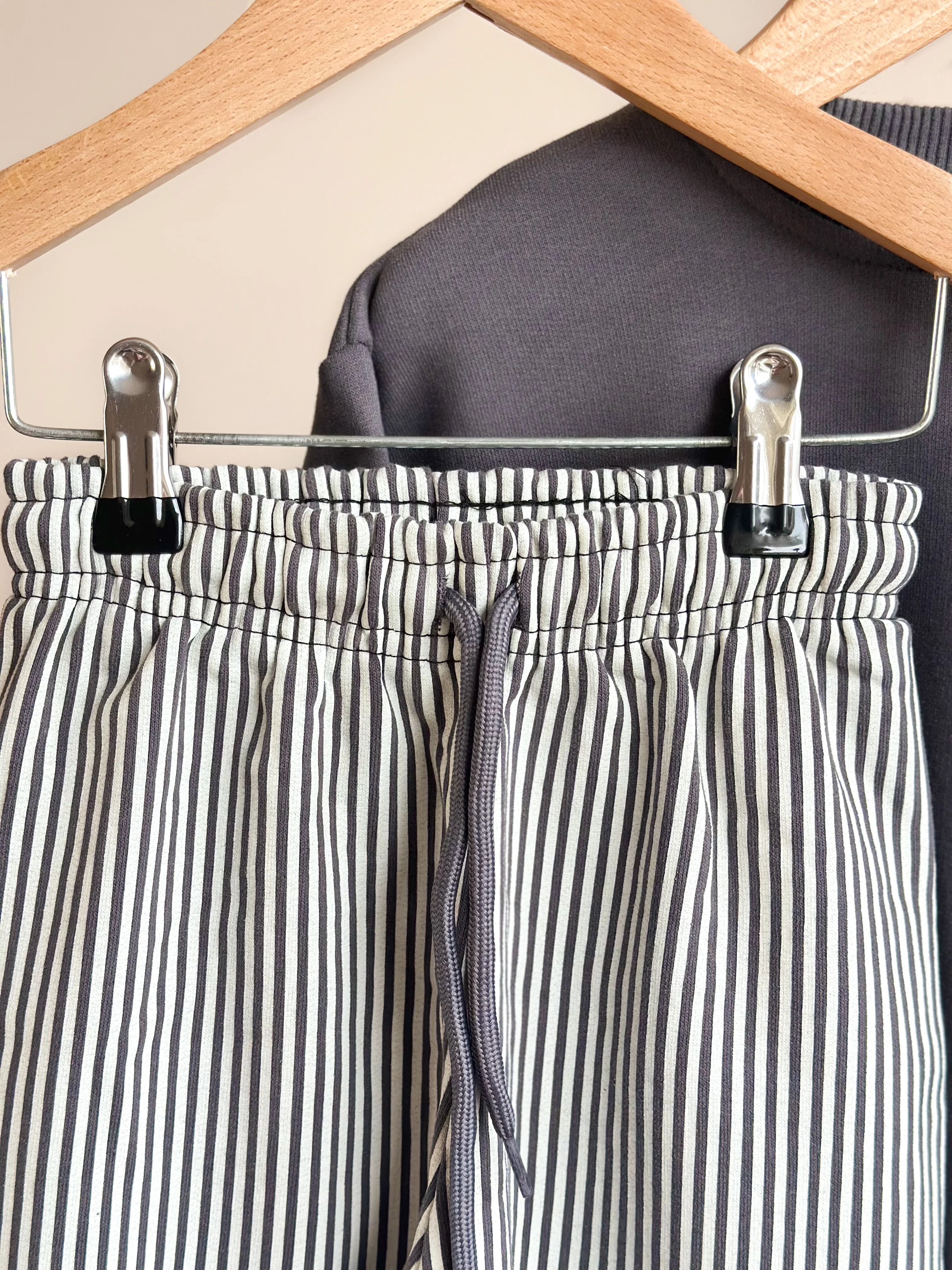 MAKE SOME NOISE Baskılı Swetshirt ve Çizgili Pantolon Takım