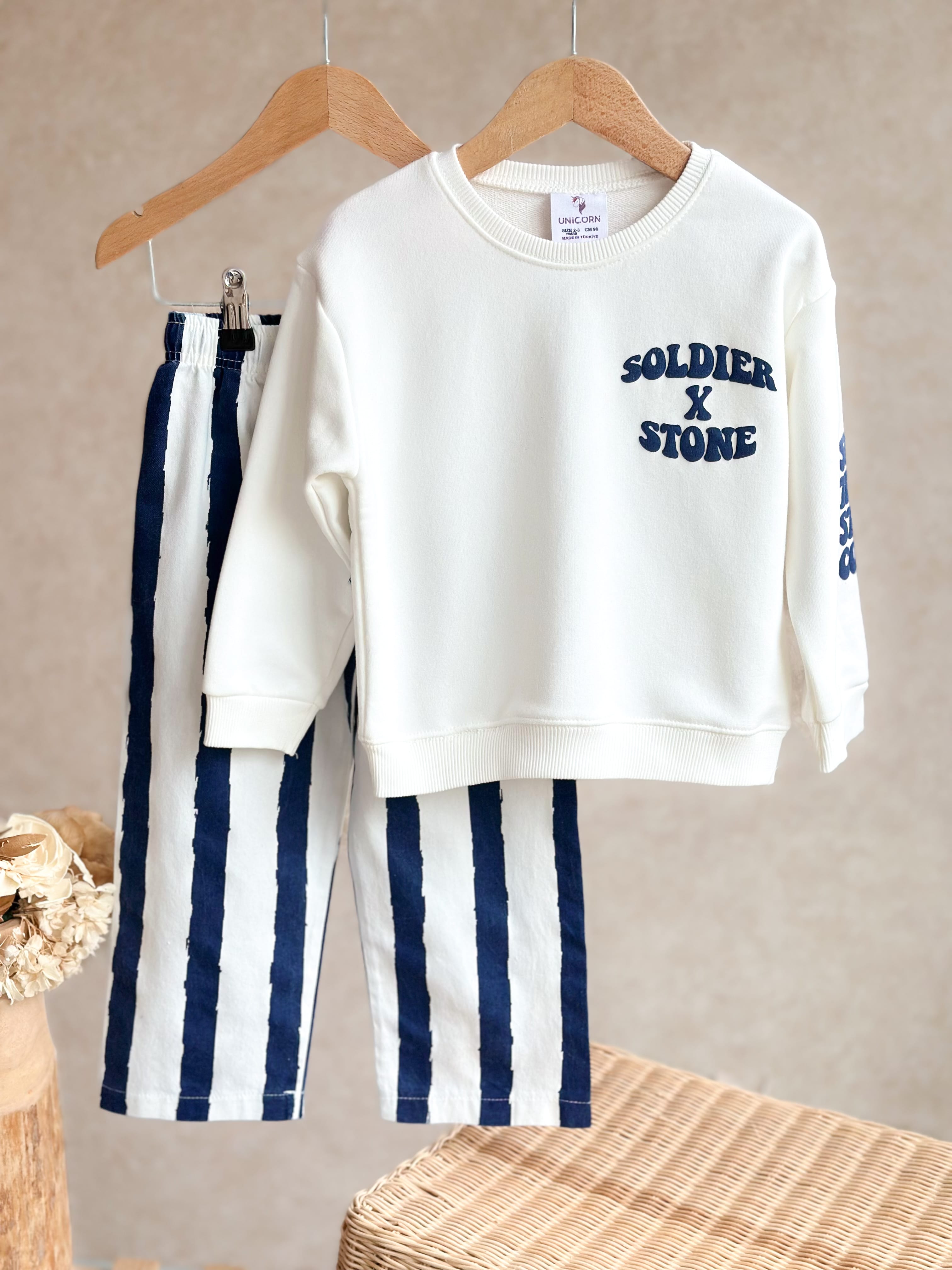 STAY TRUE STAY COOL Kabartma Baskılı Sweatshirt ve Çizgili Pantolon Takım