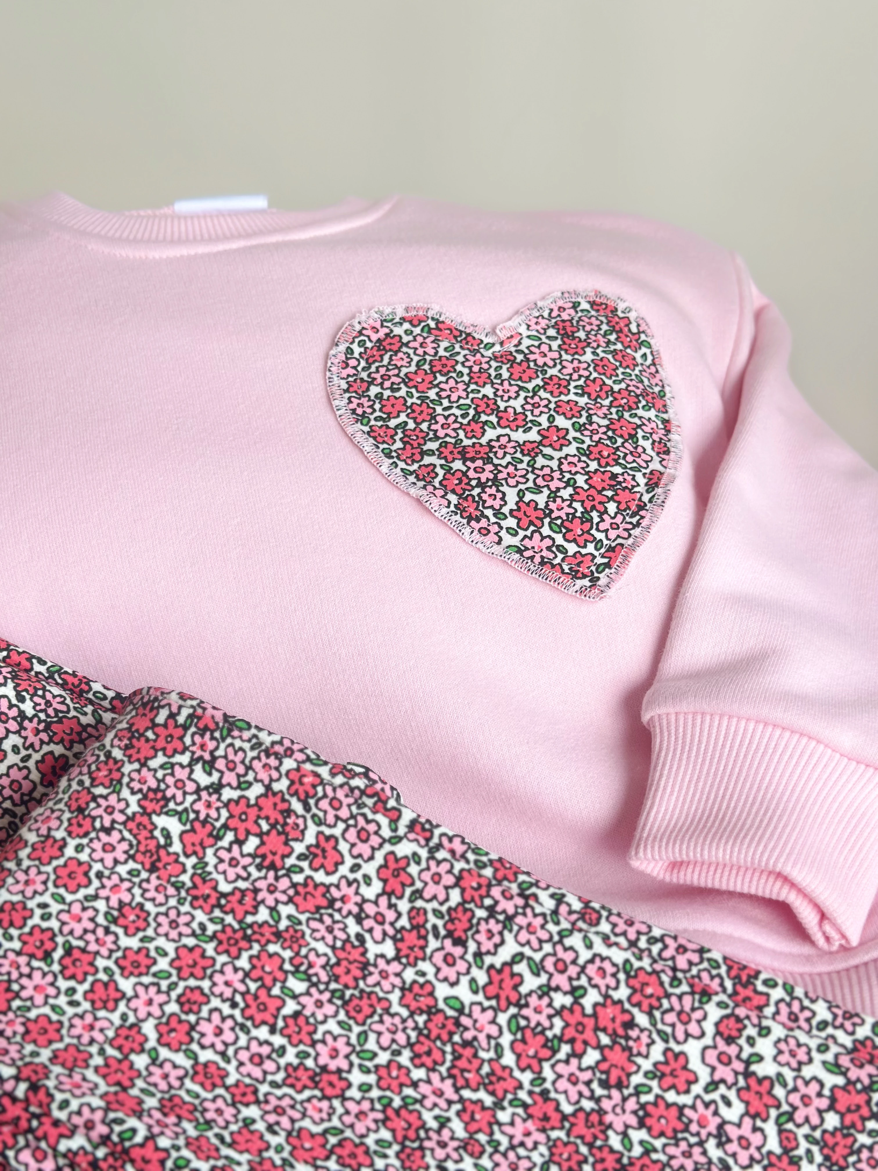 Çiçek Baskılı Kalp Detaylı Sweatshirt ve Tayt Takım