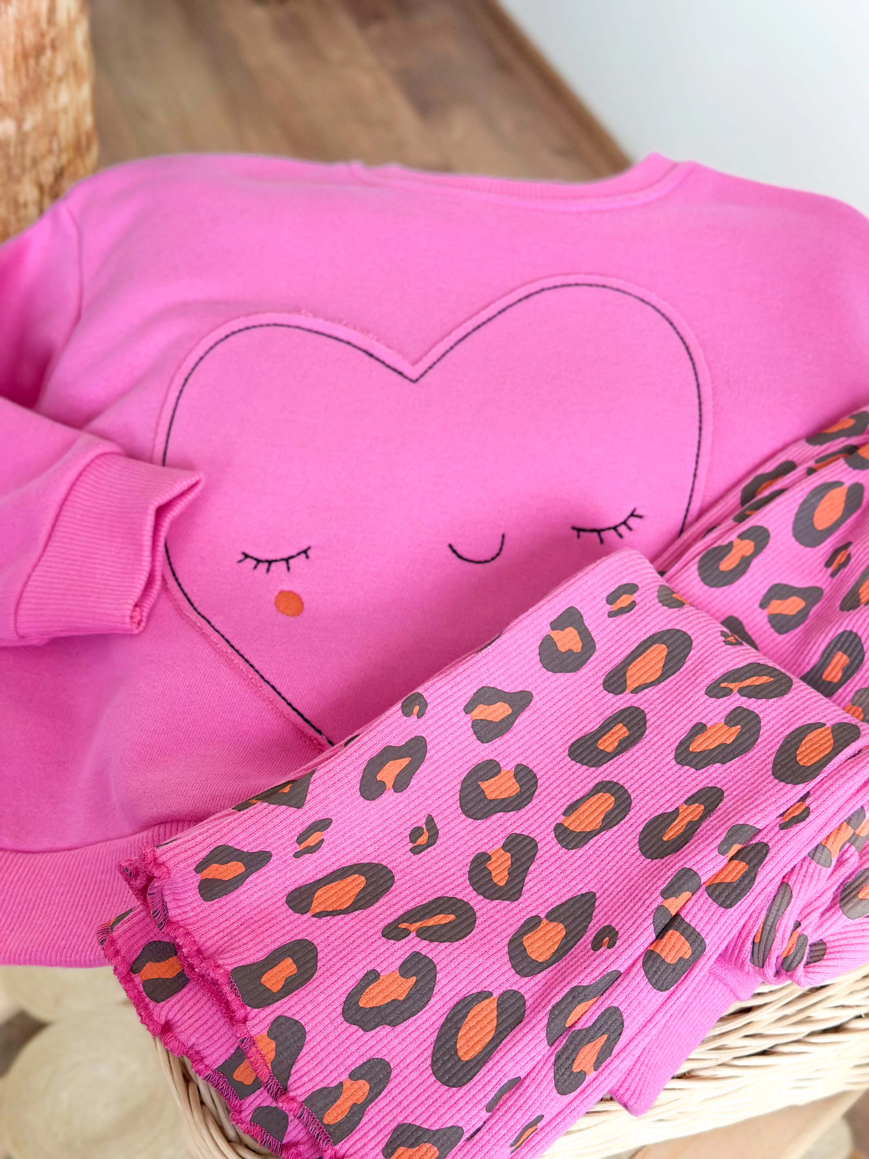 Kalp Detay Sweatshirt ve Leopar Desenli Tayt Takım