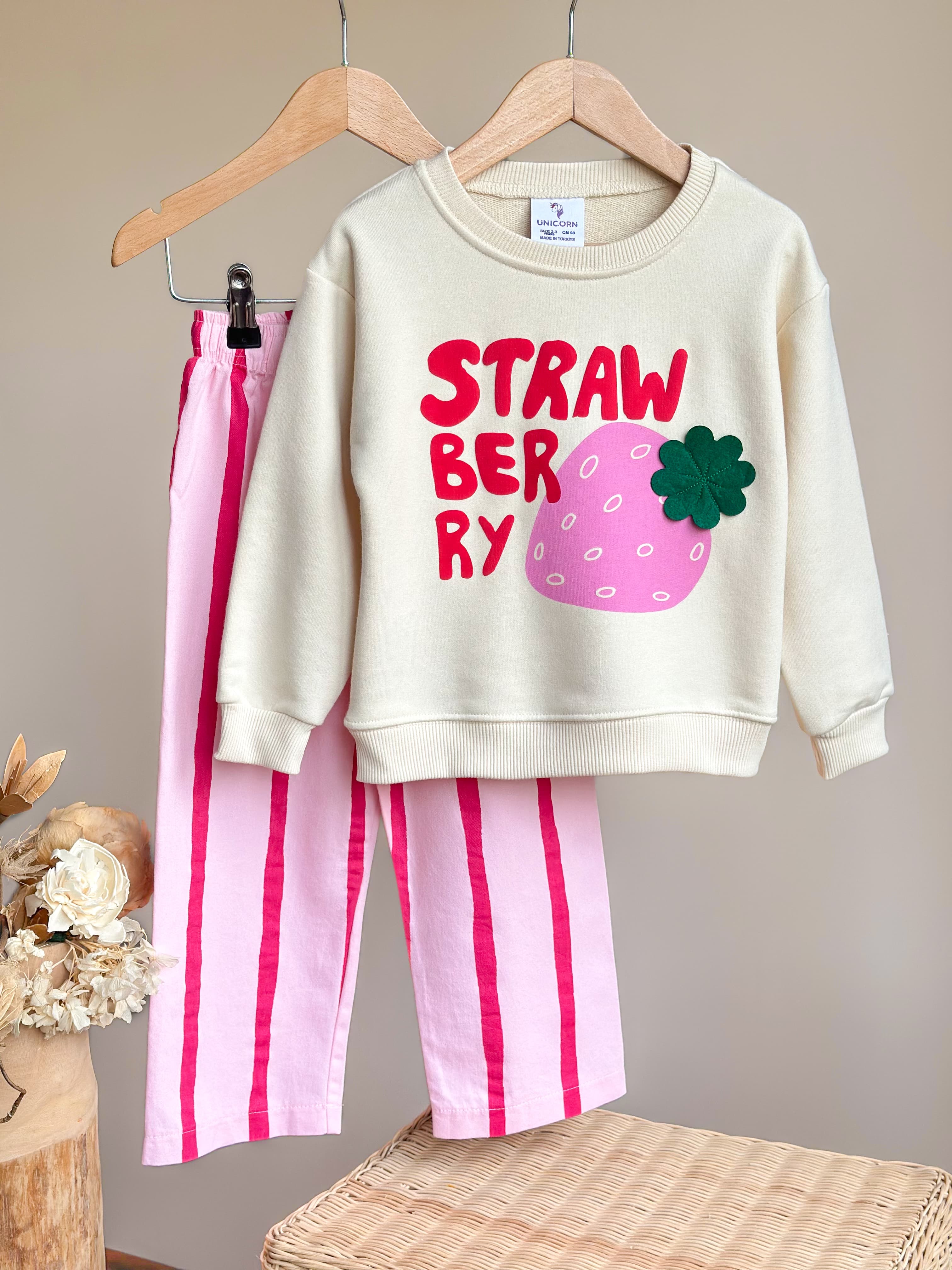STRAWBERRY 3 Boyutlu Sweatshirt ve Dokuma Pantolon Kız Çocuk Takımı