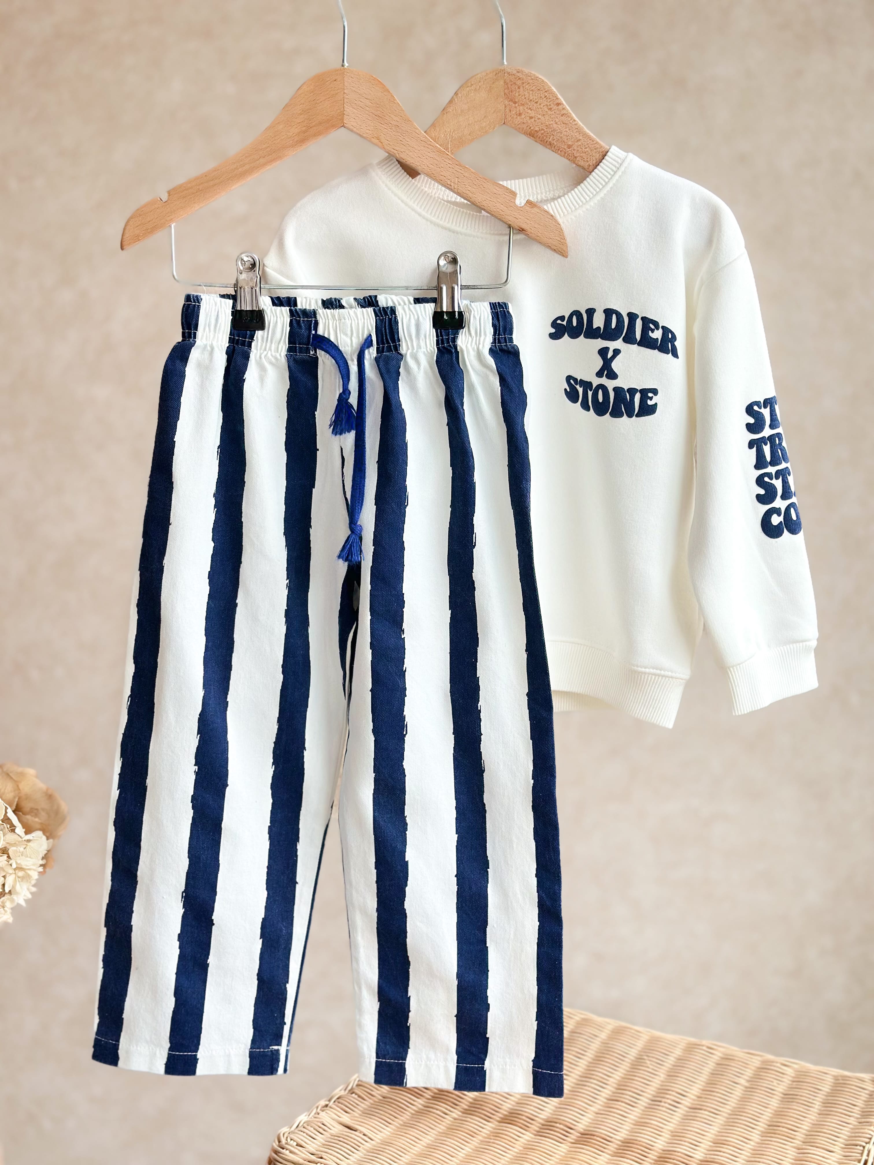 STAY TRUE STAY COOL Kabartma Baskılı Sweatshirt ve Çizgili Pantolon Takım
