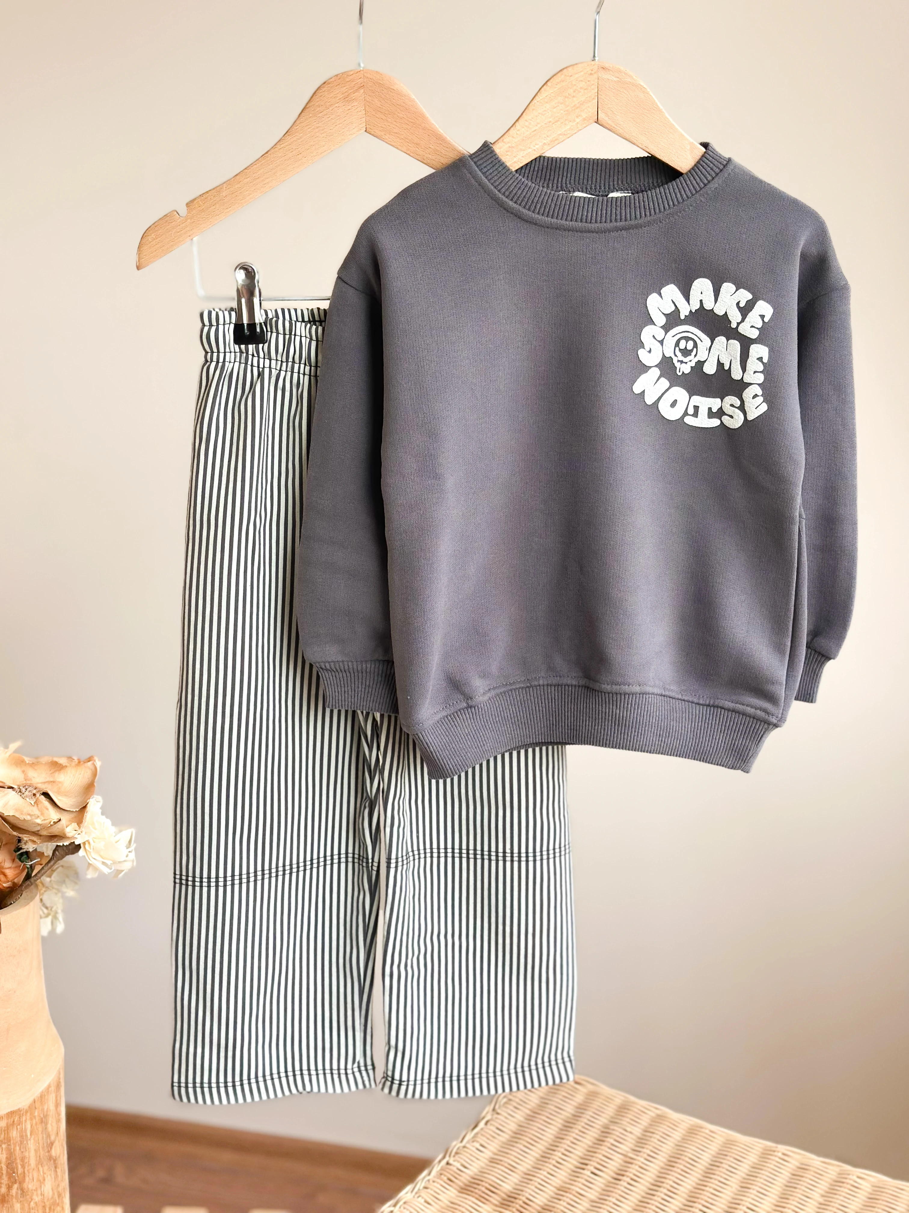MAKE SOME NOISE Baskılı Swetshirt ve Çizgili Pantolon Takım