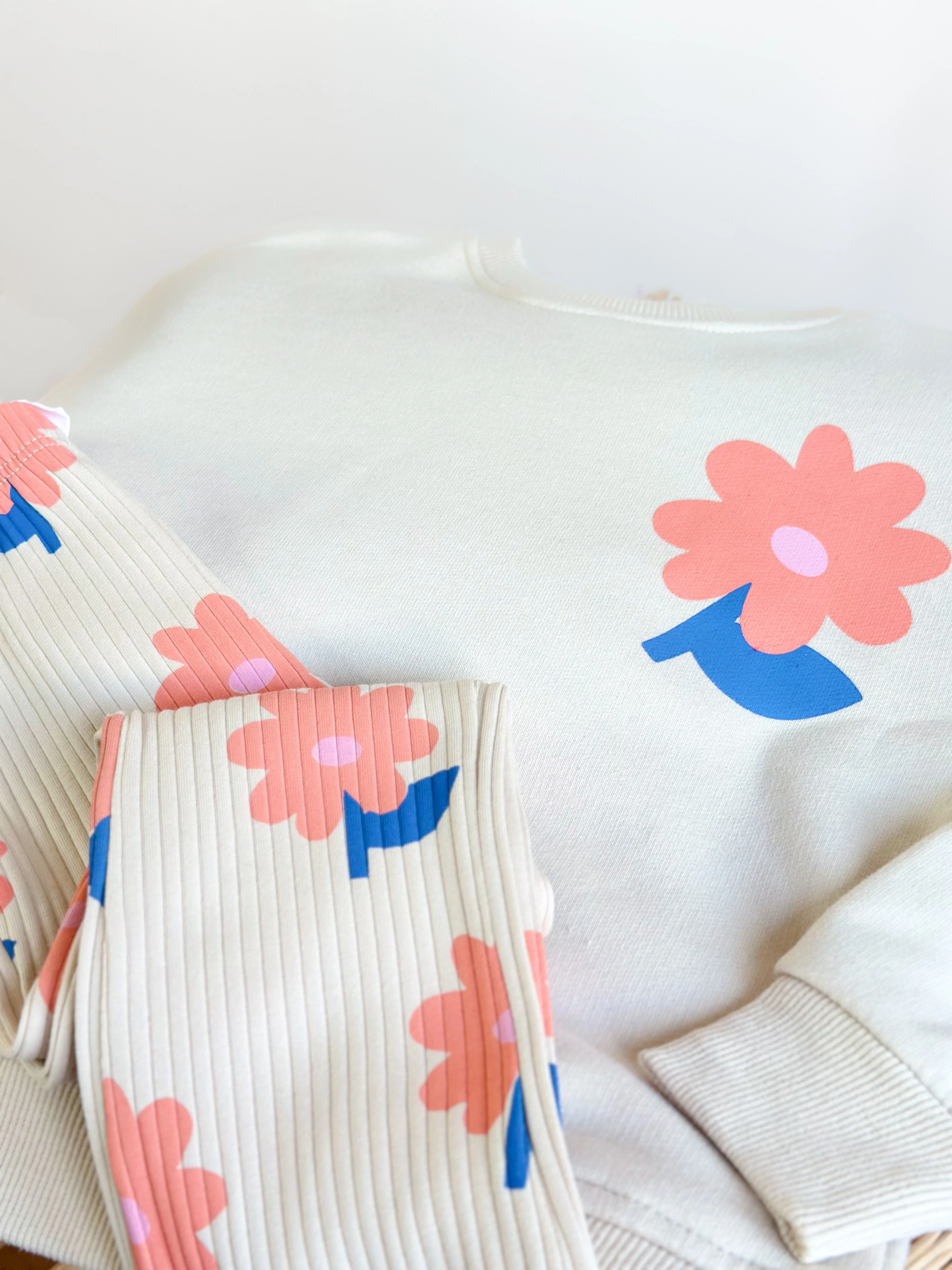 Çiçek Baskılı Sweatshirt ve İspanyol Paça Tayt Takım