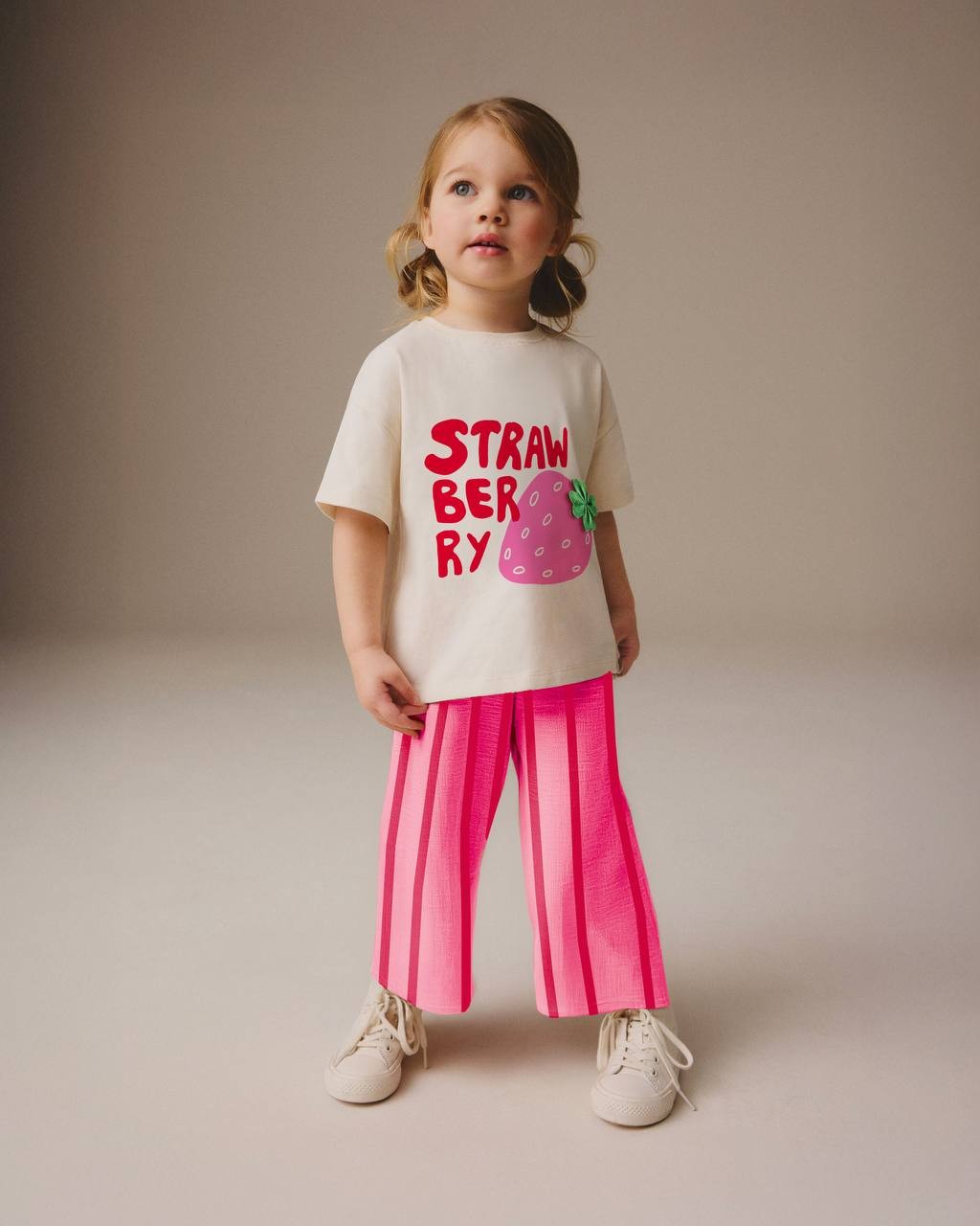 STRAWBERRY Kabartma Baskılı 3D T-Shirt ve Müslin Pantolon Takım