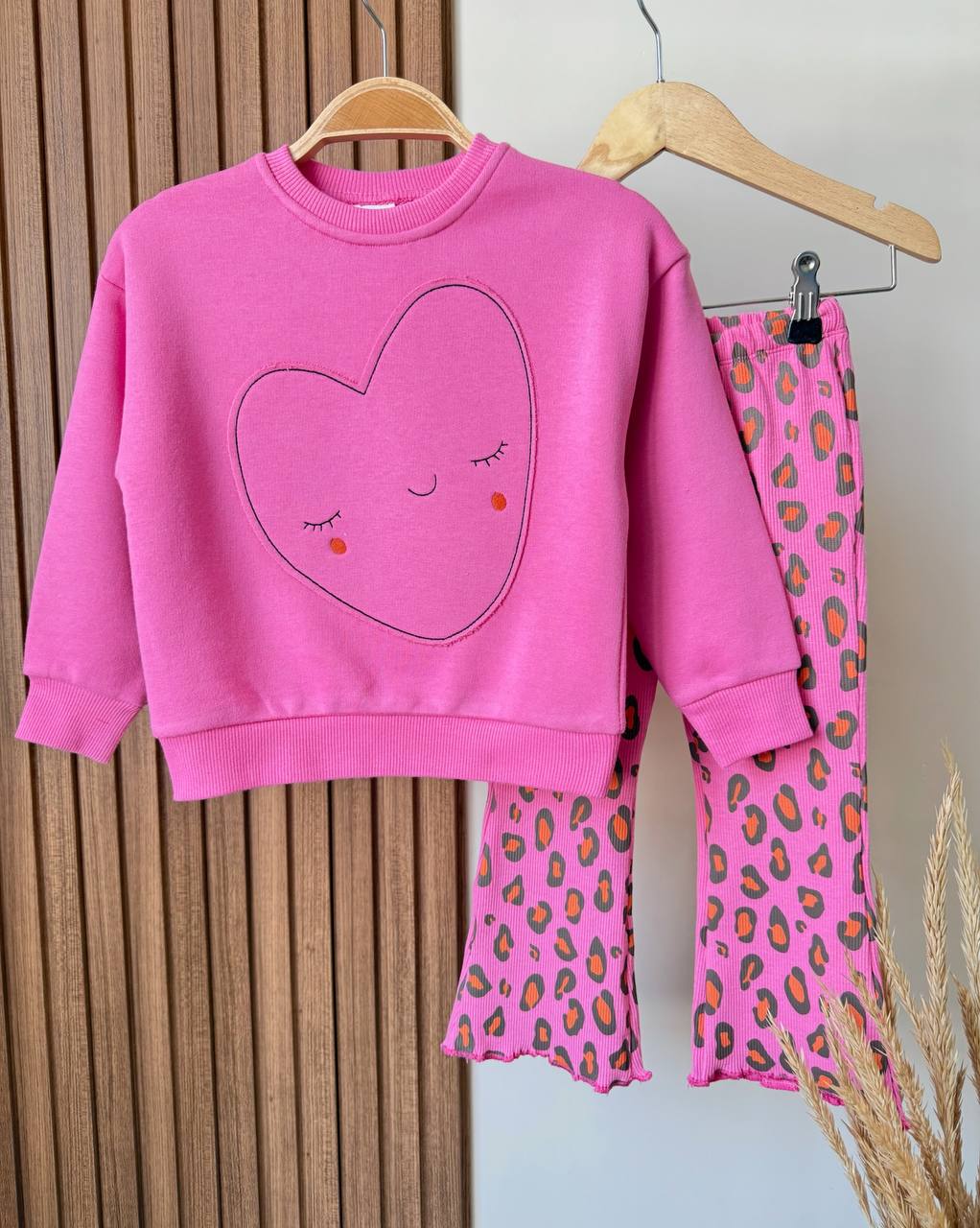 Kalp Detay Sweatshirt ve Leopar Desenli Tayt Takım