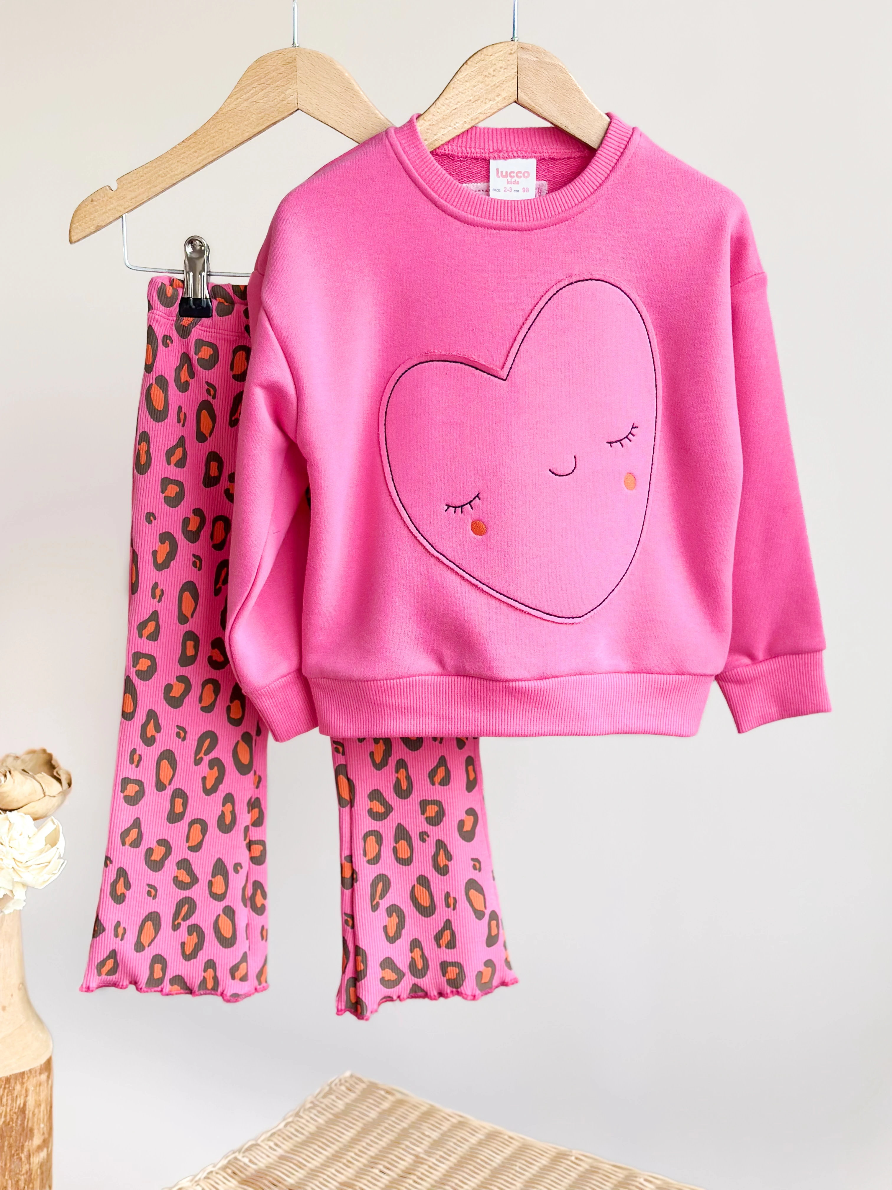 Kalp Detay Sweatshirt ve Leopar Desenli Tayt Takım