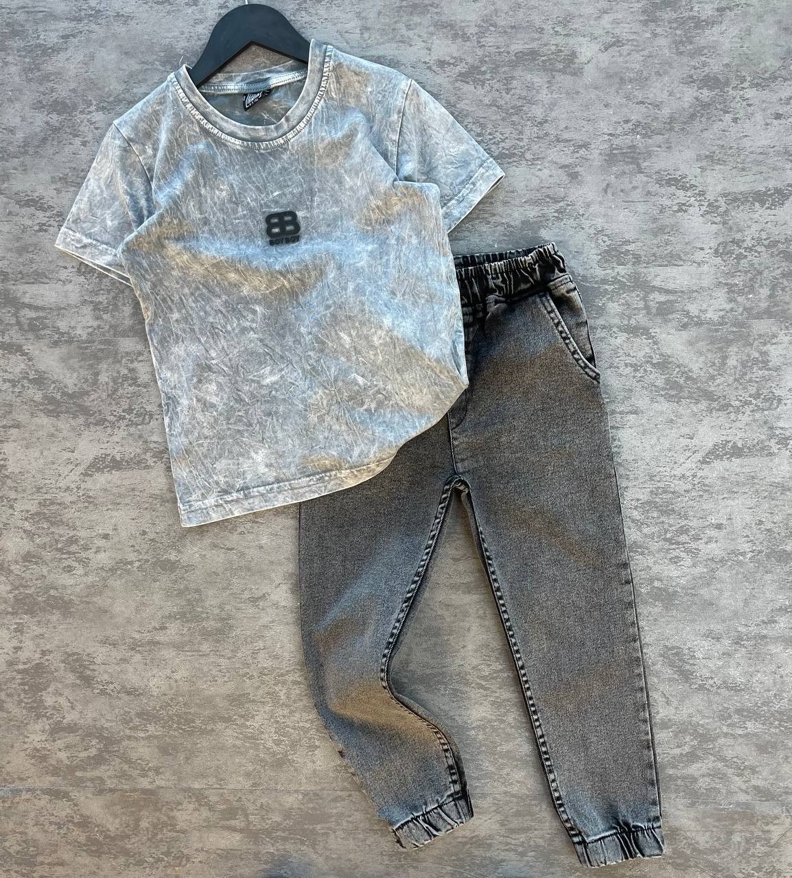 Yıkamalı Kot Pantolon ve T-Shirt Takım