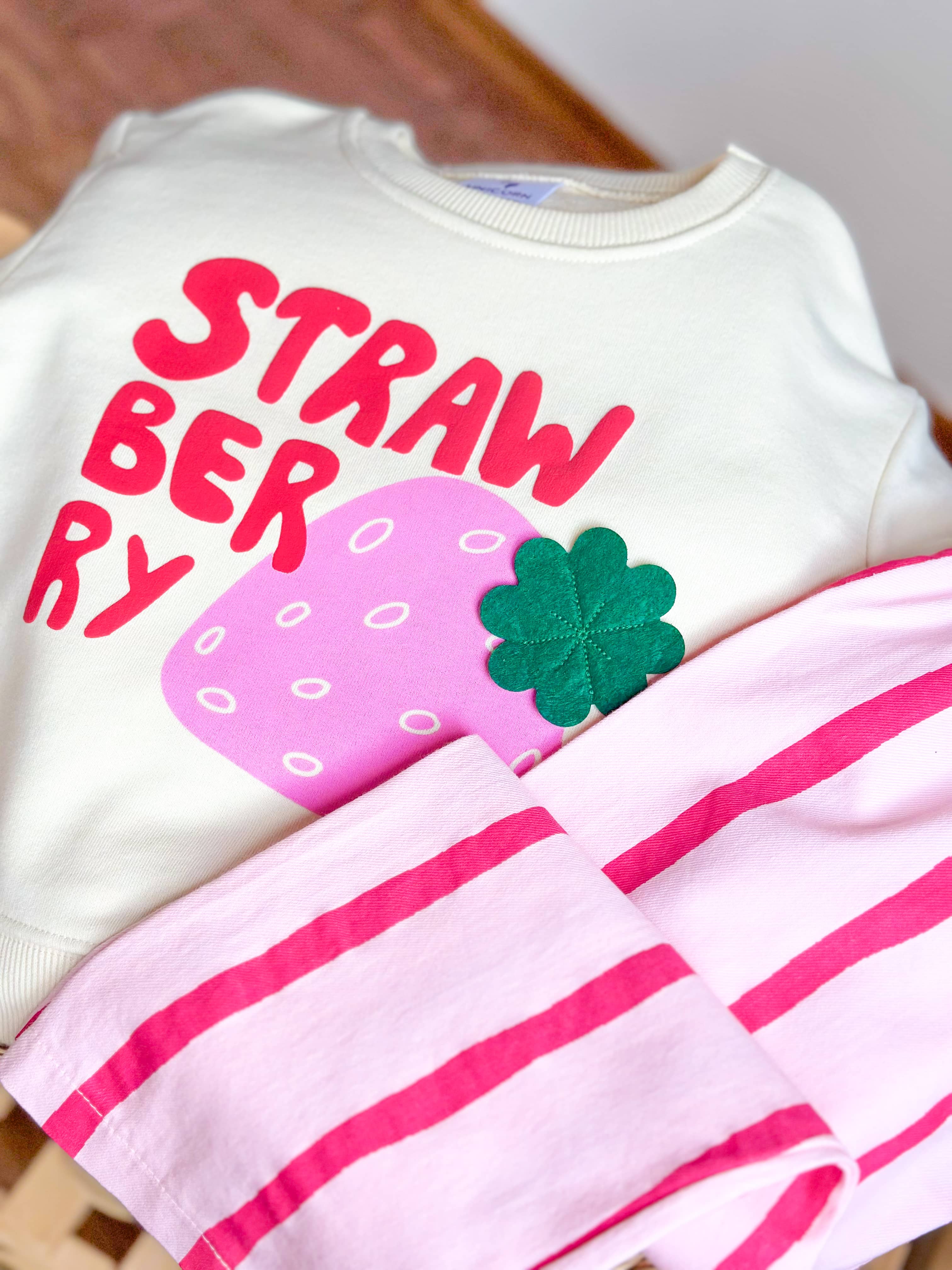 STRAWBERRY 3 Boyutlu Sweatshirt ve Dokuma Pantolon Kız Çocuk Takımı