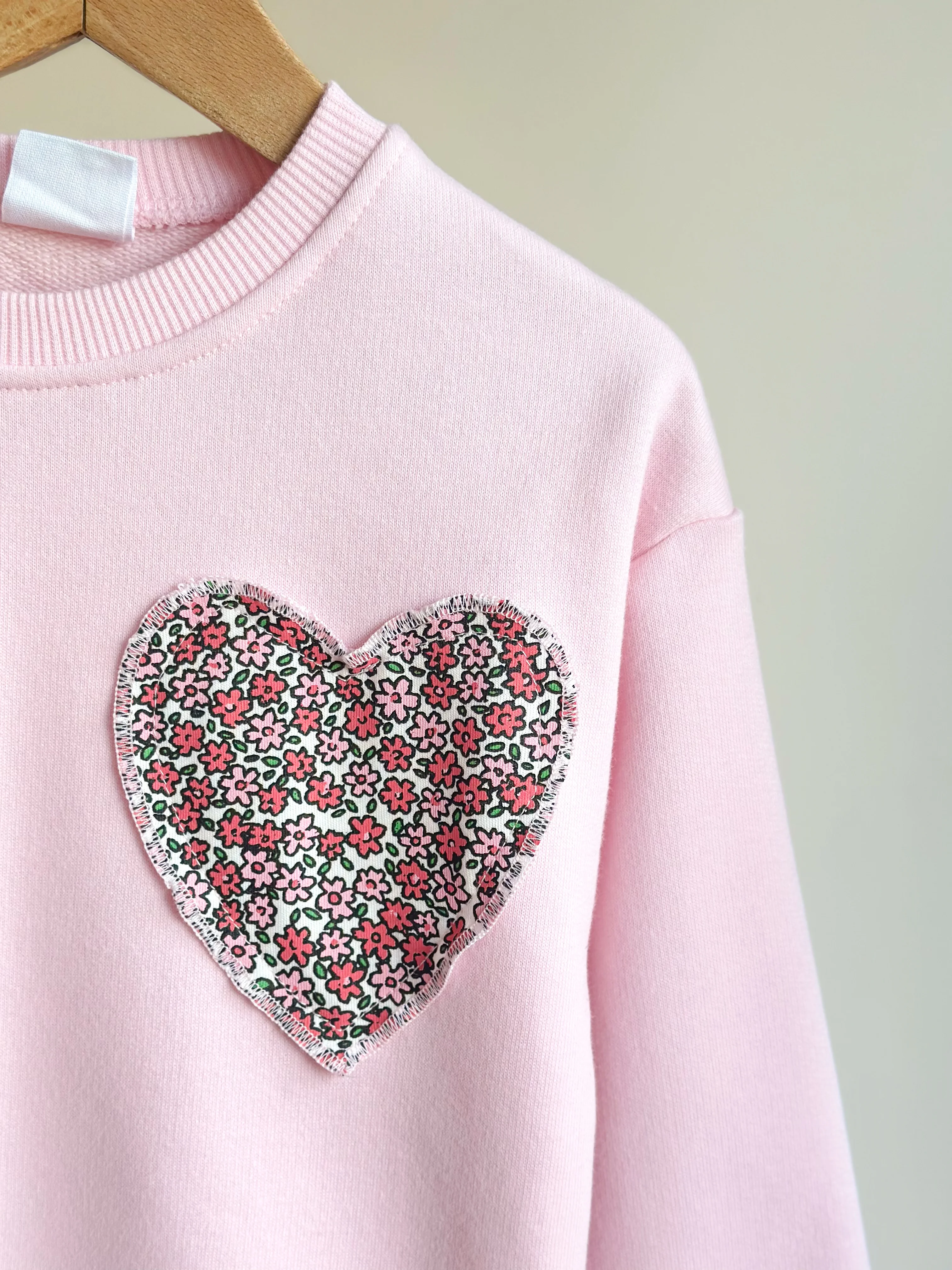 Çiçek Baskılı Kalp Detaylı Sweatshirt ve Tayt Takım