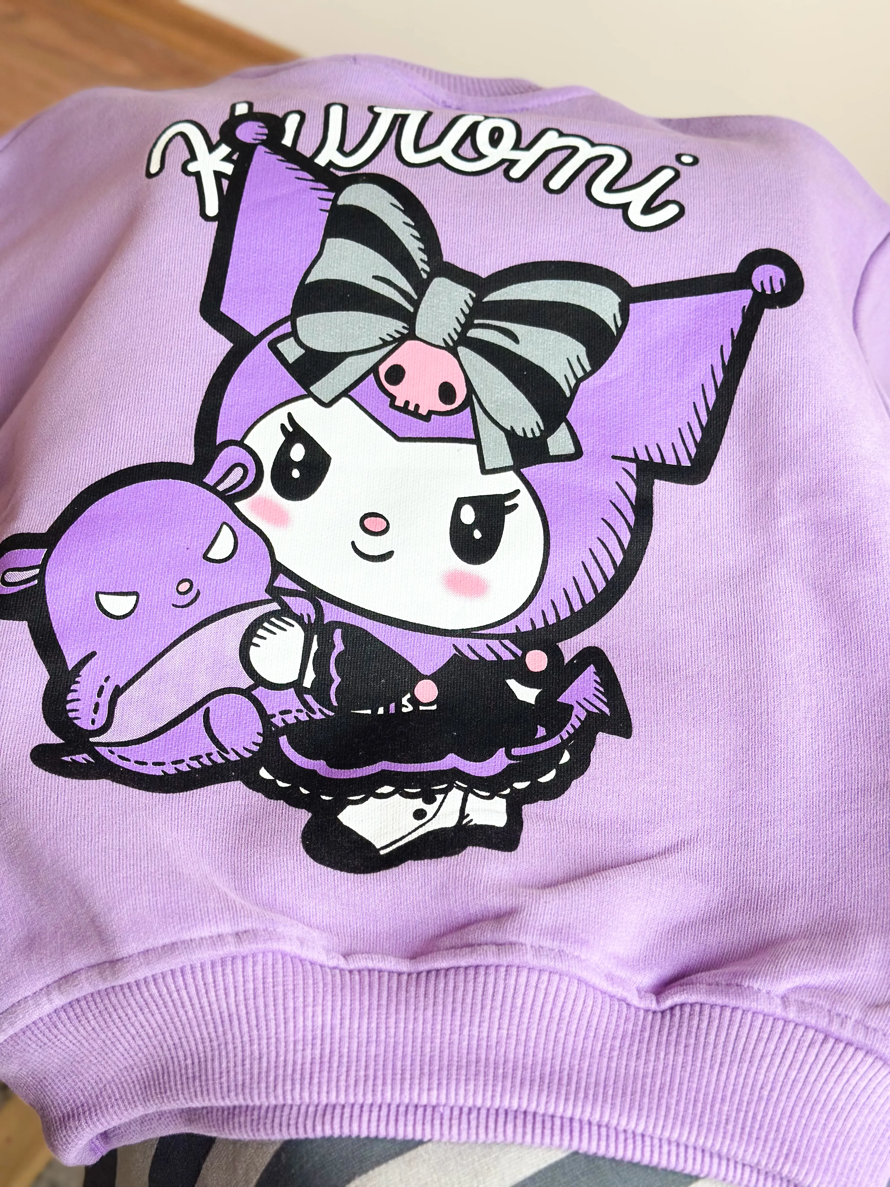 Kuromi Baskılı Sweatshirt ve Çizgili Pantolon