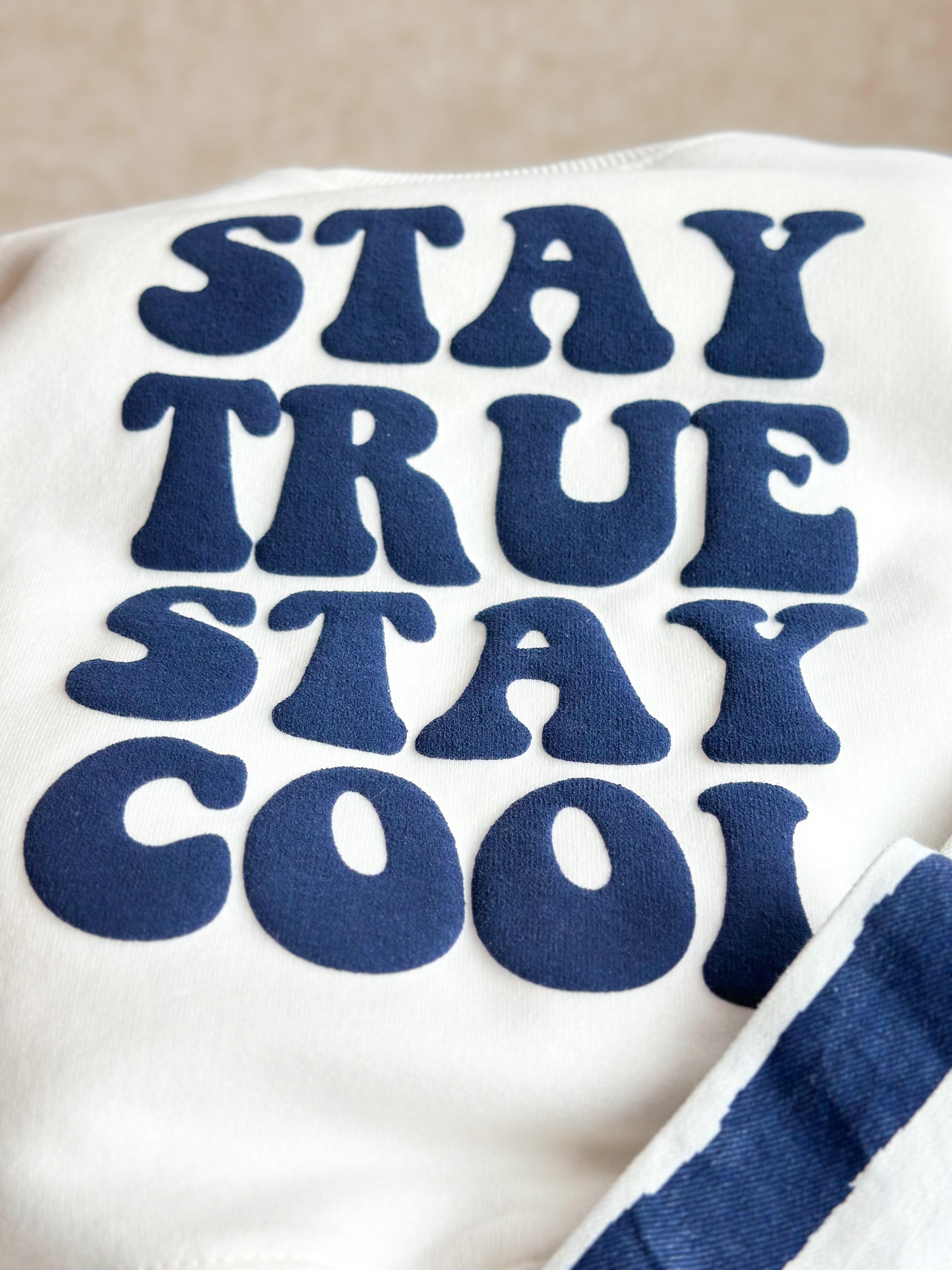 STAY TRUE STAY COOL Kabartma Baskılı Sweatshirt ve Çizgili Pantolon Takım