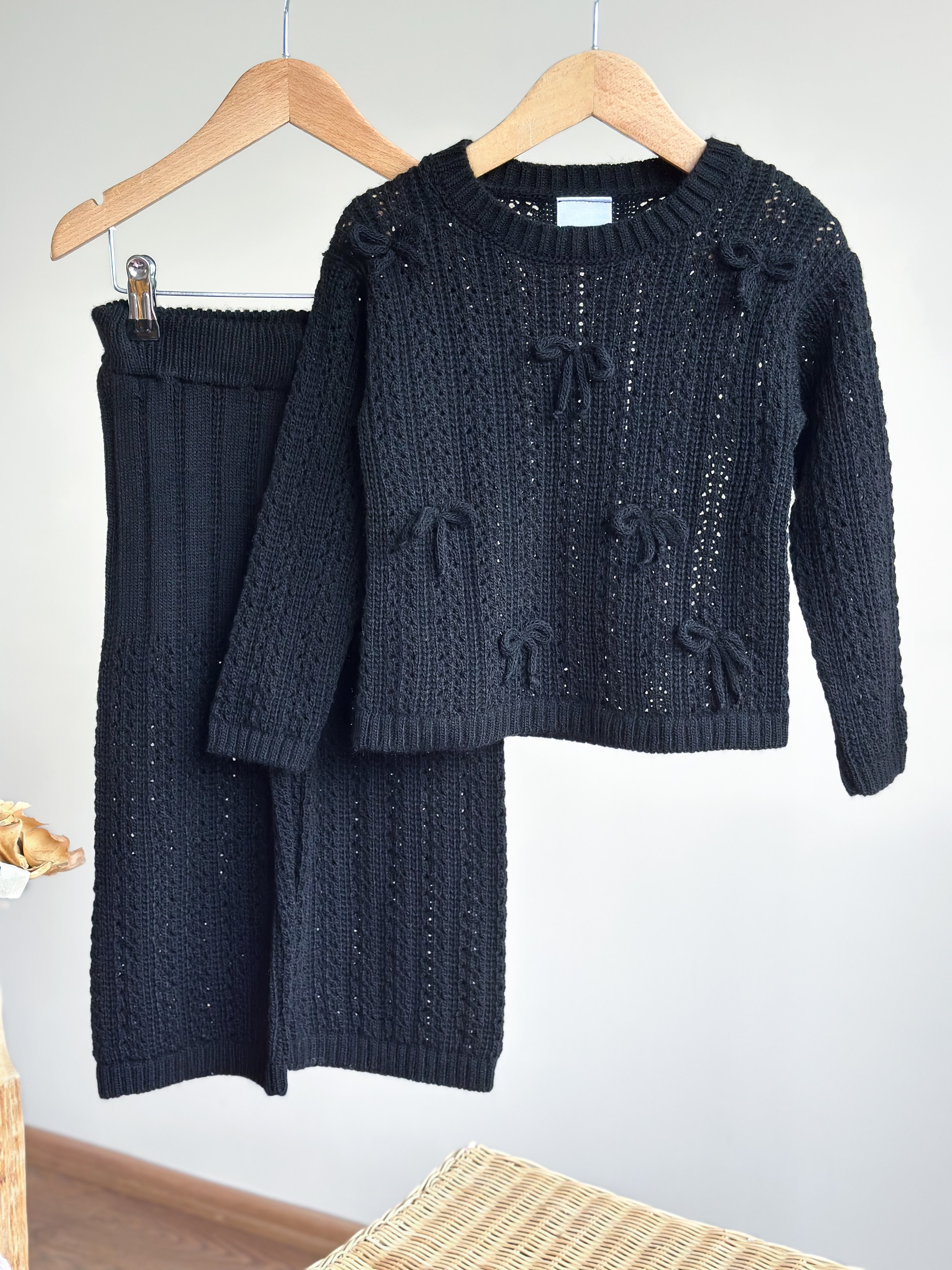 Fiyonk Detaylı ve Nakışlı Triko ve Beli Lastikli Triko Pantolon Takım - Siyah
