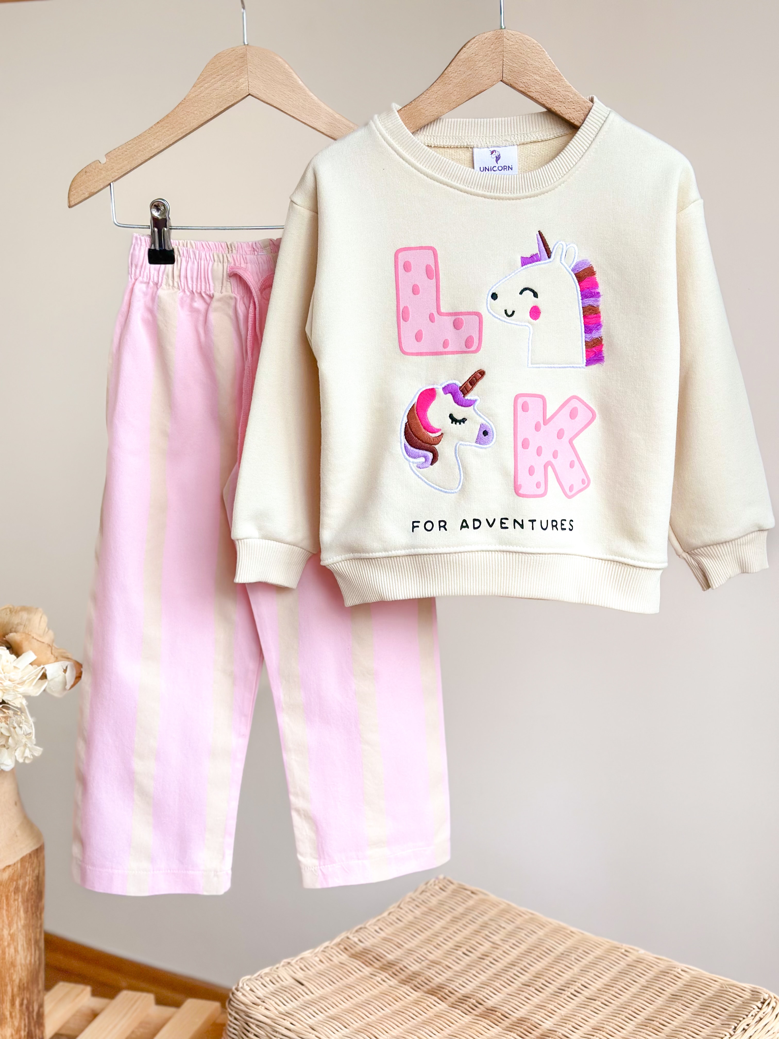 MİNİK UNICORNLAR Sevimli Süzene Nakış Detaylı Sweatshirt ve Dokuma Pantolon Takım