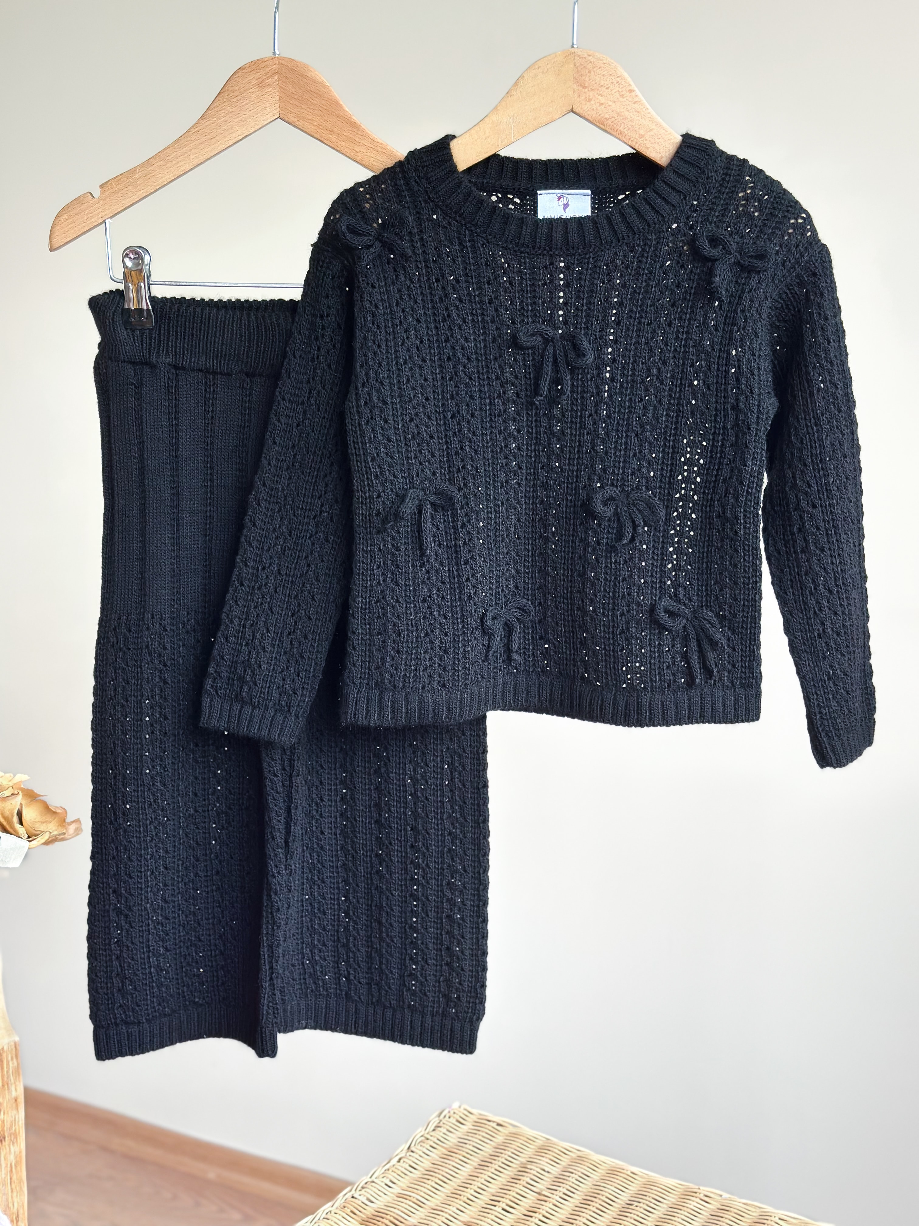 Fiyonk Detaylı ve Nakışlı Triko ve Beli Lastikli Triko Pantolon Takım - Siyah