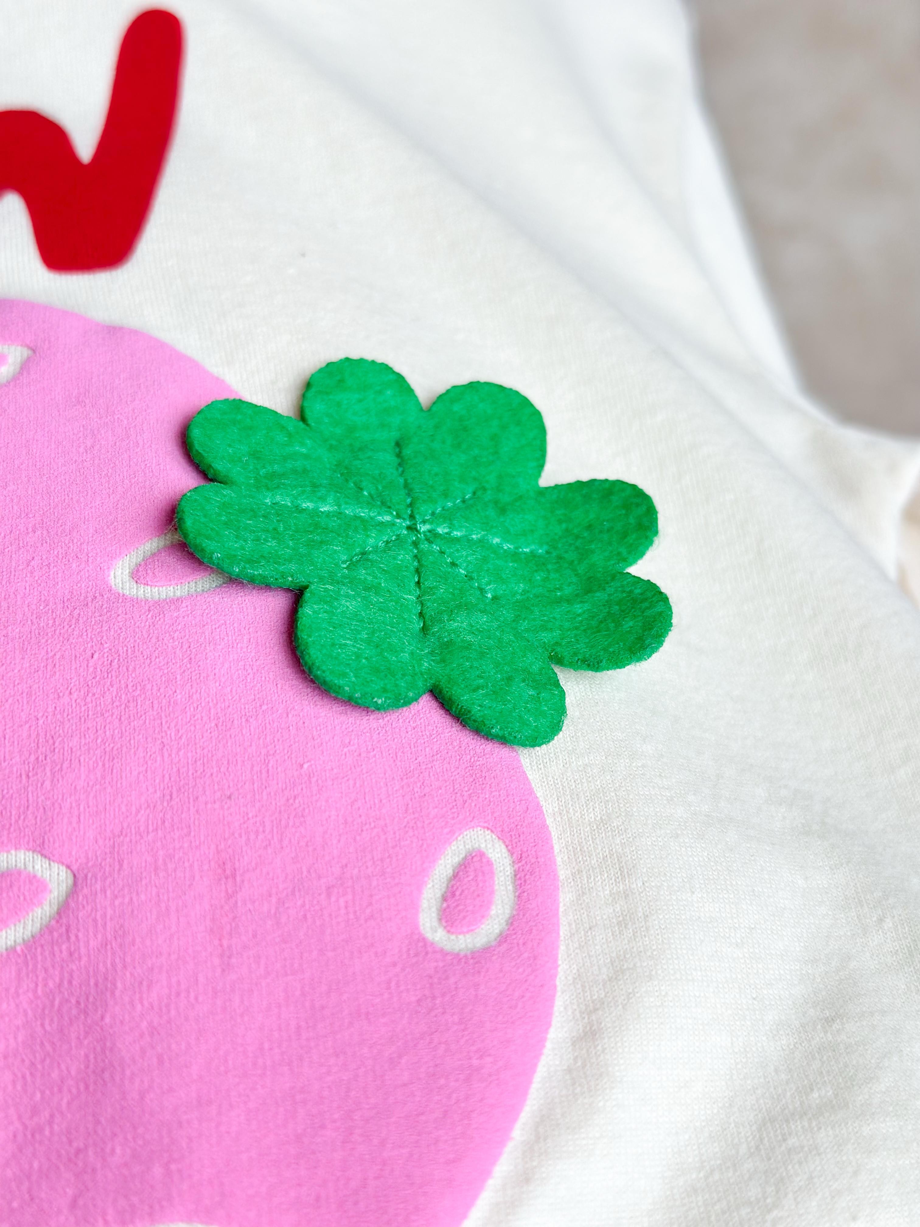 STRAWBERRY Kabartma Baskılı 3D T-Shirt ve Müslin Pantolon Takım
